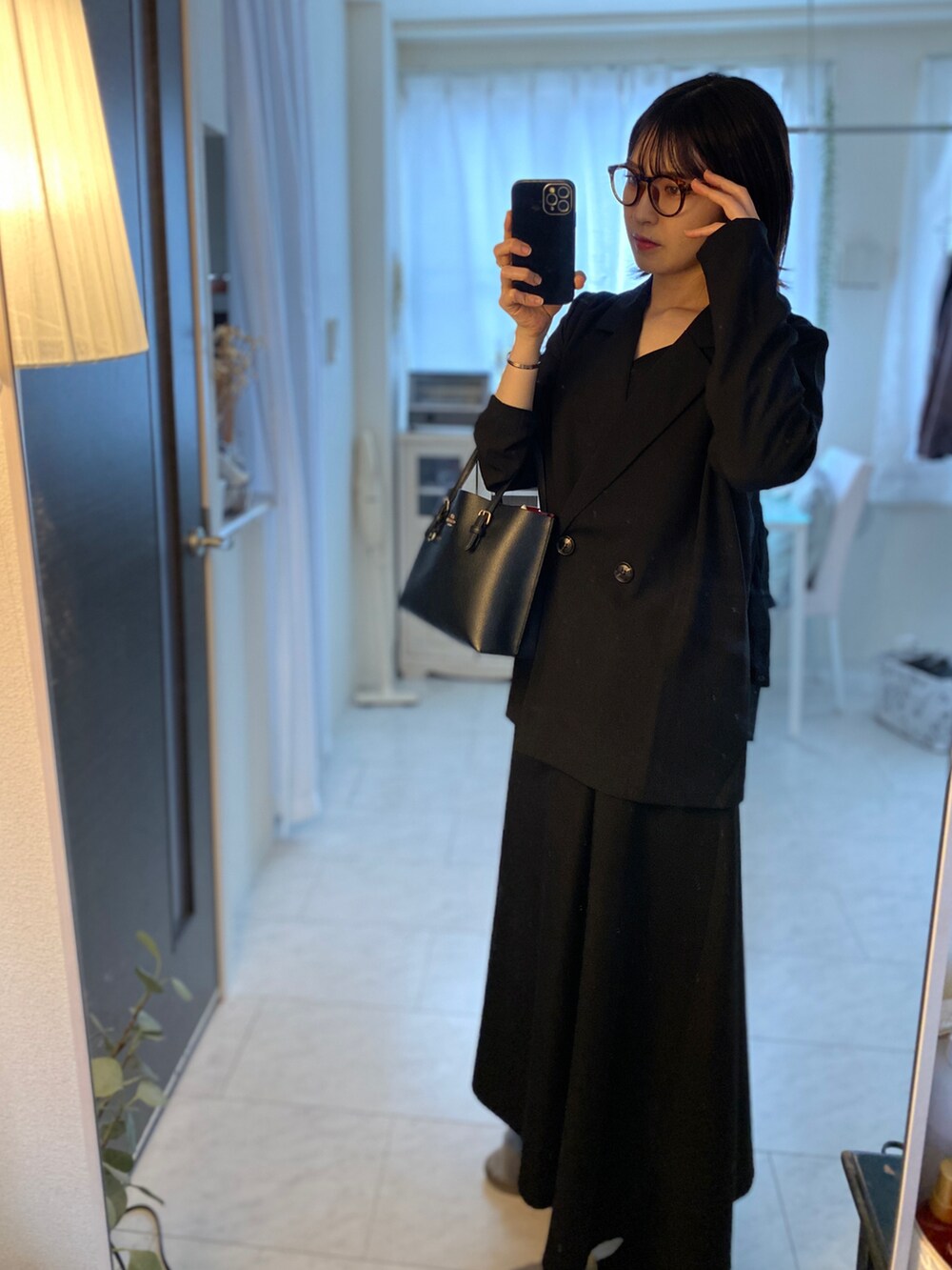 「秋服まるっと大公開、秋服、休日コーデ、オトナ女子、オールブラック、黒、ジャケット、ロングスカート、プチプラ、シンプルコーデ、ブラック、キレイめ、ブルベ冬、メガネ女子、大人コーデ」｜「COACHの【コーチ】チャニング キャリーオール（ショルダーバッグ、ブラック系）」を使った、tamaさん（レディース・162cm）の秋コーディネートの4枚目の写真