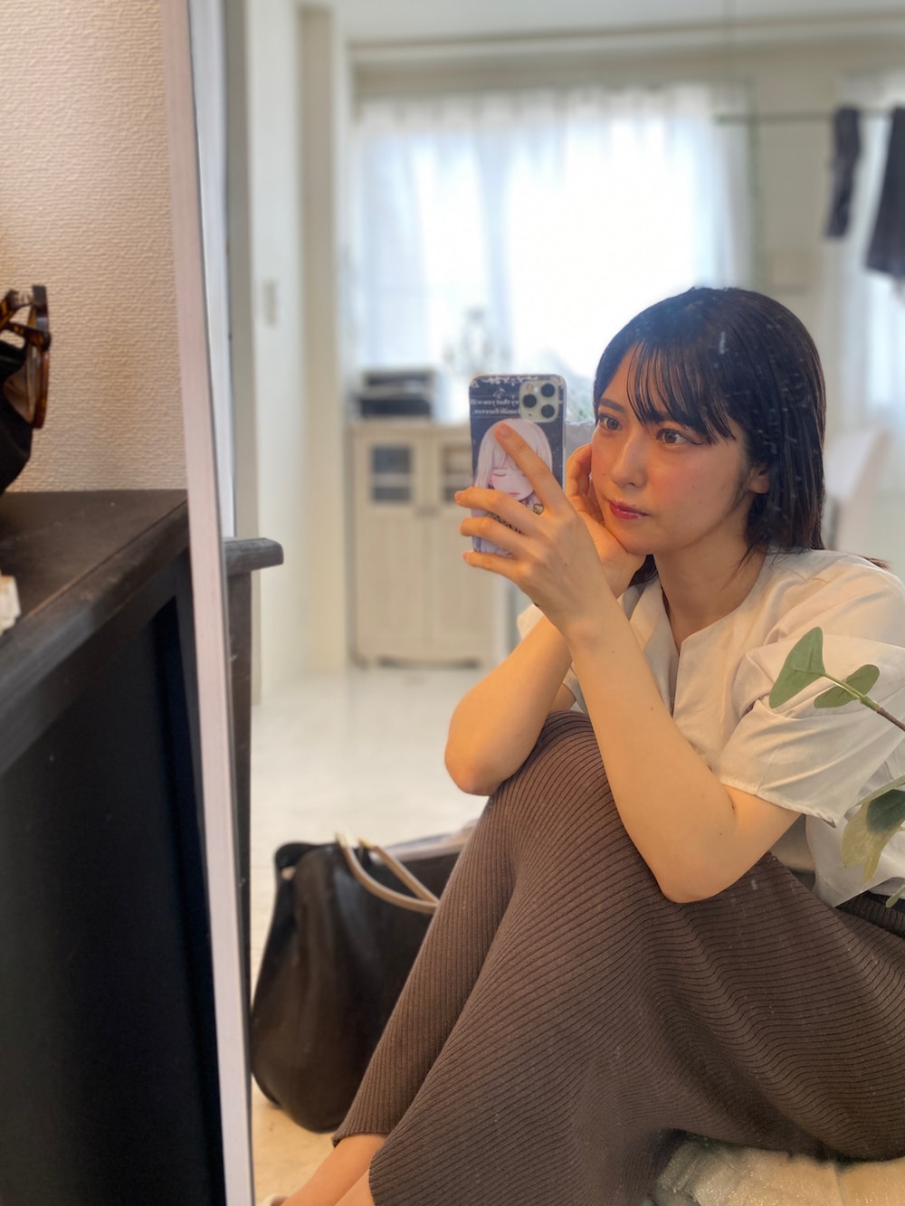「秋服まるっと大公開、秋服、秋先取りコーデ、休日コーデ、オトナ女子、タイトスカート、ブラウス、ブラウン、ホワイト、タックイン、キレイめ、オトナカワイイ、GU、秋色、シンプルコーデ」｜「ROPE' PICNICの【軽量】レクタンメタル３層A4トートバッグ（トートバッグ、ブラウン系）」を使った、tamaさん（レディース・162cm）の秋コーディネートの3枚目の写真