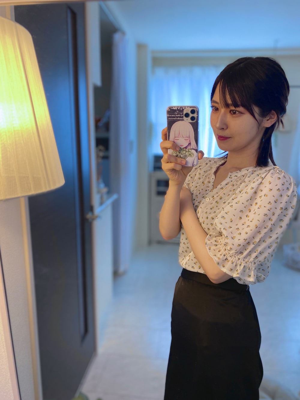 「大人かわいい、ガーリー、アラサー、おでかけコーデ、ゆるコーデ、シンプルコーデ、花柄、モノトーン、タイトスカート、プチプラコーデ、大人ガーリー、夏コーデ、お洒落さんとつながりたい、タックイン、シャツ」｜「LAUIRのフラワープリントギャザーブラウス（シャツ/ブラウス、ホワイト系）」を使った、tamaさん（レディース・162cm）の秋コーディネートの2枚目の写真