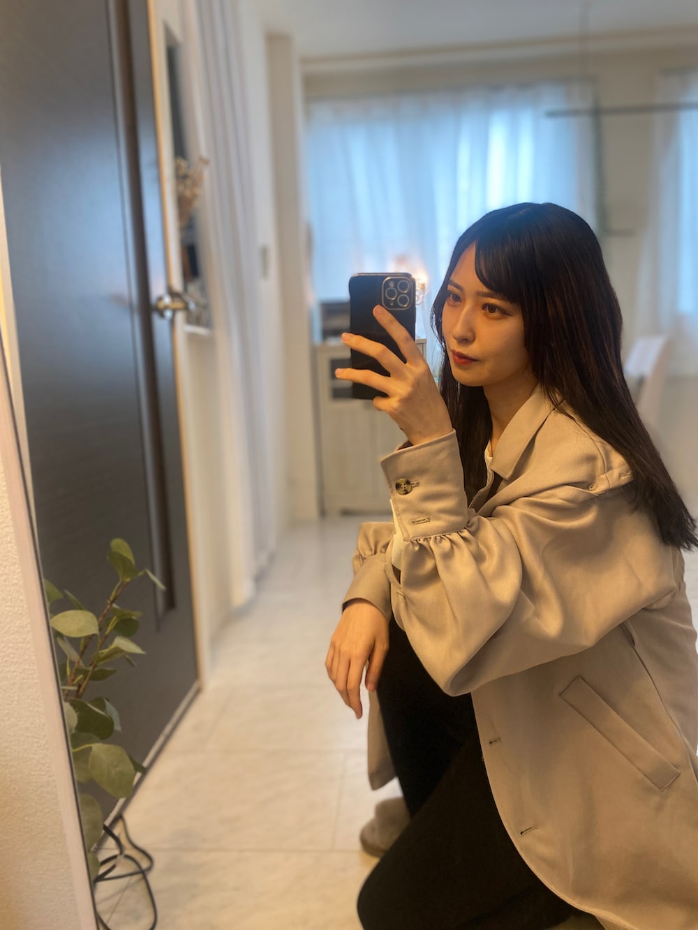 「オトナ女子、トレンチコート、シンプル、春コーデ、カジュアルコーデ、春夏コーデ、トートバッグ、プチプラ、ゆるコーデ、きれいめカジュアル、シンプルコーデ、ベージュ、ナチュラル、大人カジュアル、オトナカワイイ」｜「MURAのR-PET(リサイクルポリエステル) 撥水 抗菌 仕切り付き ミニ トートバッグ（トートバッグ、グレー系）」を使った、tamaさん（レディース・162cm）の春コーディネートの4枚目の写真
