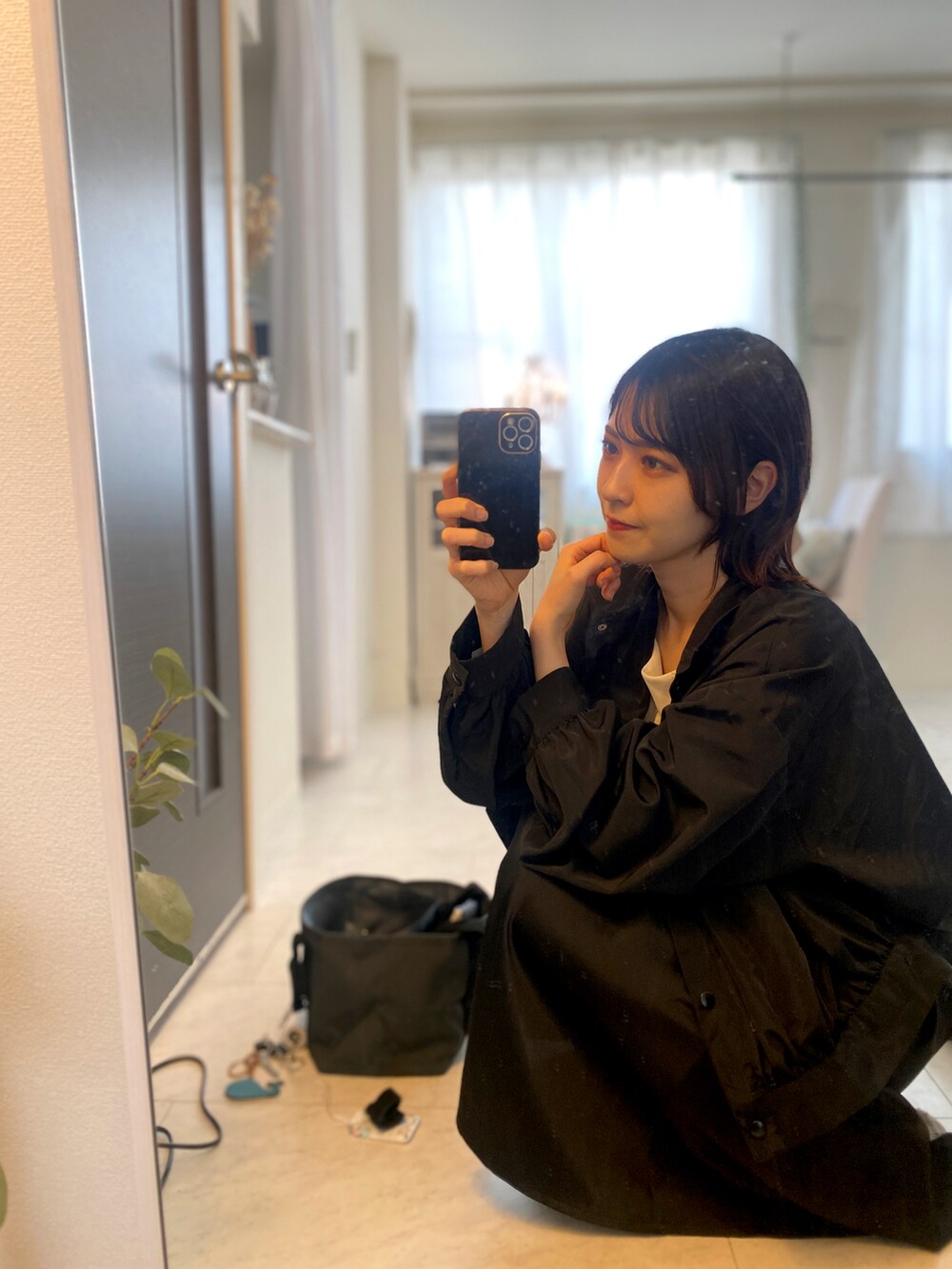 「オトナカジュアル、お洒落さんとつながりたい、タイトスカート、プチプラコーデ、春夏コーデ、きれいめコーディネート、タックイン、トートバッグ、モノトーン、白黒、シンプルコーデ、オトナ女子、GU、ブラウス、黒」｜「MURAのR-PET(リサイクルポリエステル) 撥水 抗菌 仕切り付き ミニ トートバッグ（トートバッグ、グレー系）」を使った、tamaさん（レディース・162cm）の春コーディネートの3枚目の写真
