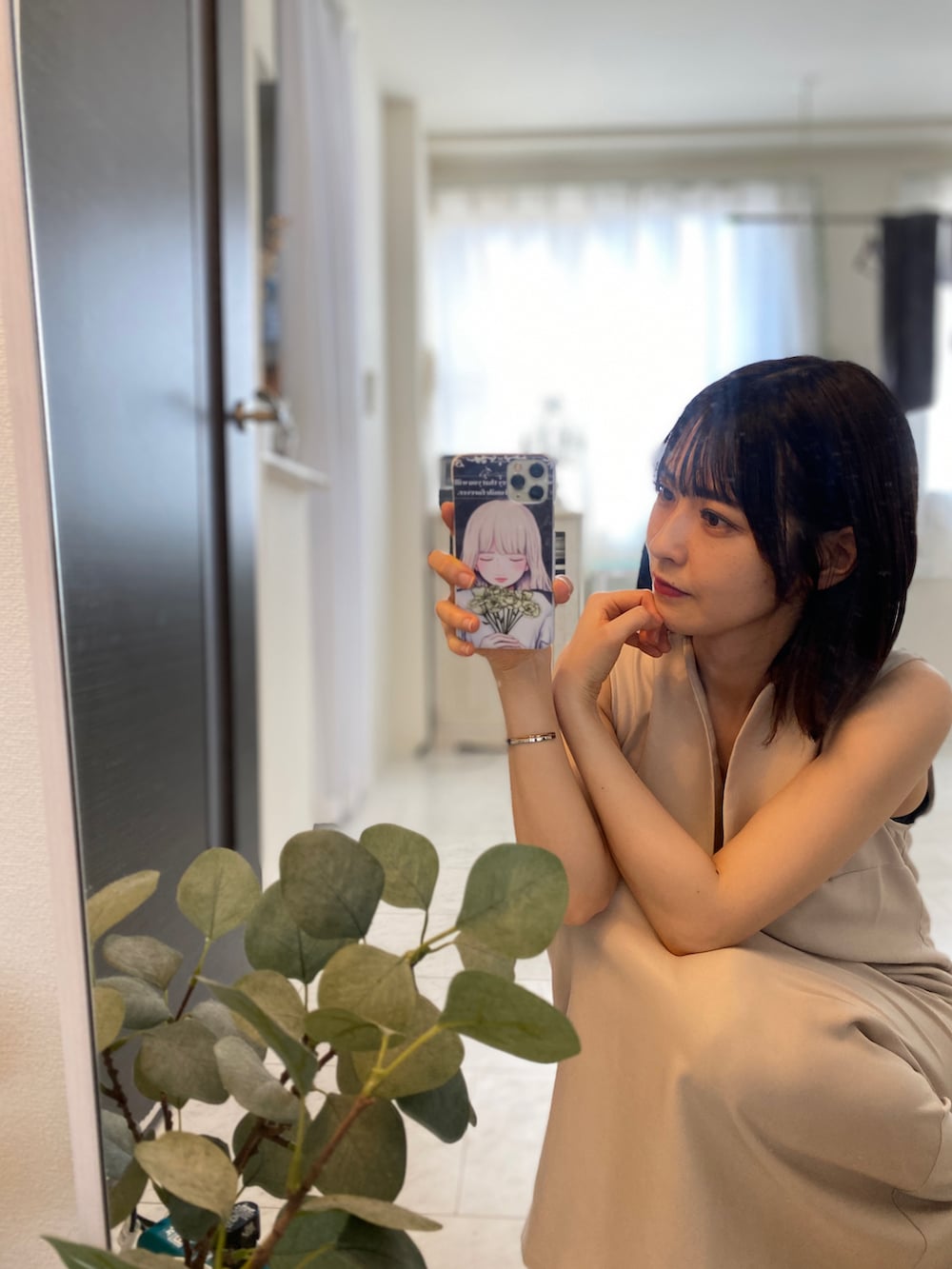 「楽チンコーデ、シンプルコーデ、休日スタイル、お出かけコーデ、ベージュ、ノースリーブワンピース、ワンピース、オトナ女子、夏コーデ、大人コーデ、プチプラ、ZOZOTOWN、ワントーンコーデ、ノースリーブ、おしゃれさんと繋がりたい」｜「ABITOKYOのバックスリットスキッパーロングジャンパースカート（ジャンパースカート、ベージュ系）」を使った、tamaさん（レディース・162cm）の秋コーディネートの2枚目の写真