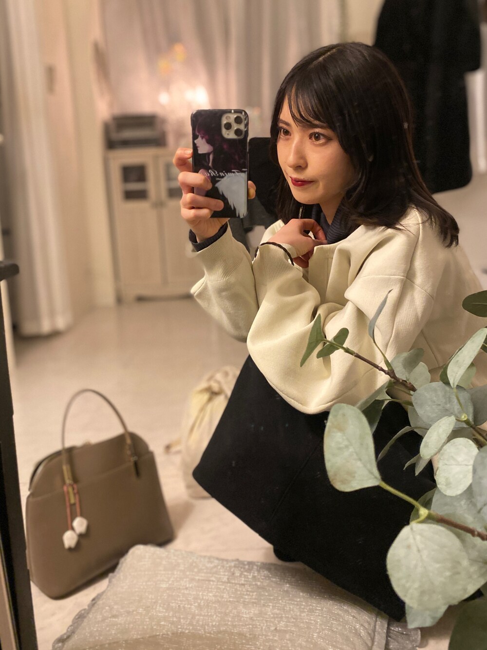 「プチプラ、休日スタイル、ゆったりコーデ、大人かわいい、着回しコーデ、モノトーンコーデ、オトナ女子、タイトスカート、タートルネック、白、黒、冬ファッション、白黒、お出かけコーデ、お洒落さんとつながりたい」｜「ROPE' PICNICの【軽量】レクタンメタルミドルラウンドボストン＆ショルダーバッグ（ショルダーバッグ、ベージュ系）」を使った、tamaさん（レディース・162cm）の冬コーディネートの2枚目の写真