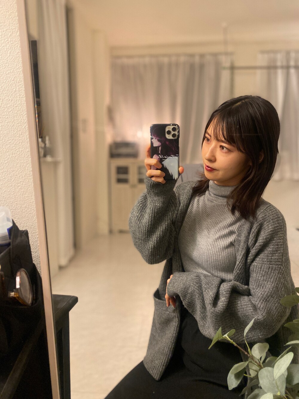 「ファッションを楽しもう、グレー、タートルネック、カーディガン、ゆるコーデ、シンプルコーデ、シンプル、グレー×ブラック、タイトスカート、GU、UNIQLO、プチプラ、大人女子、お出かけコーデ、オトナ女子」｜「GUのアイテム（トップス、ブラック系）」を使った、tamaさん（レディース・162cm）の秋コーディネートの2枚目の写真