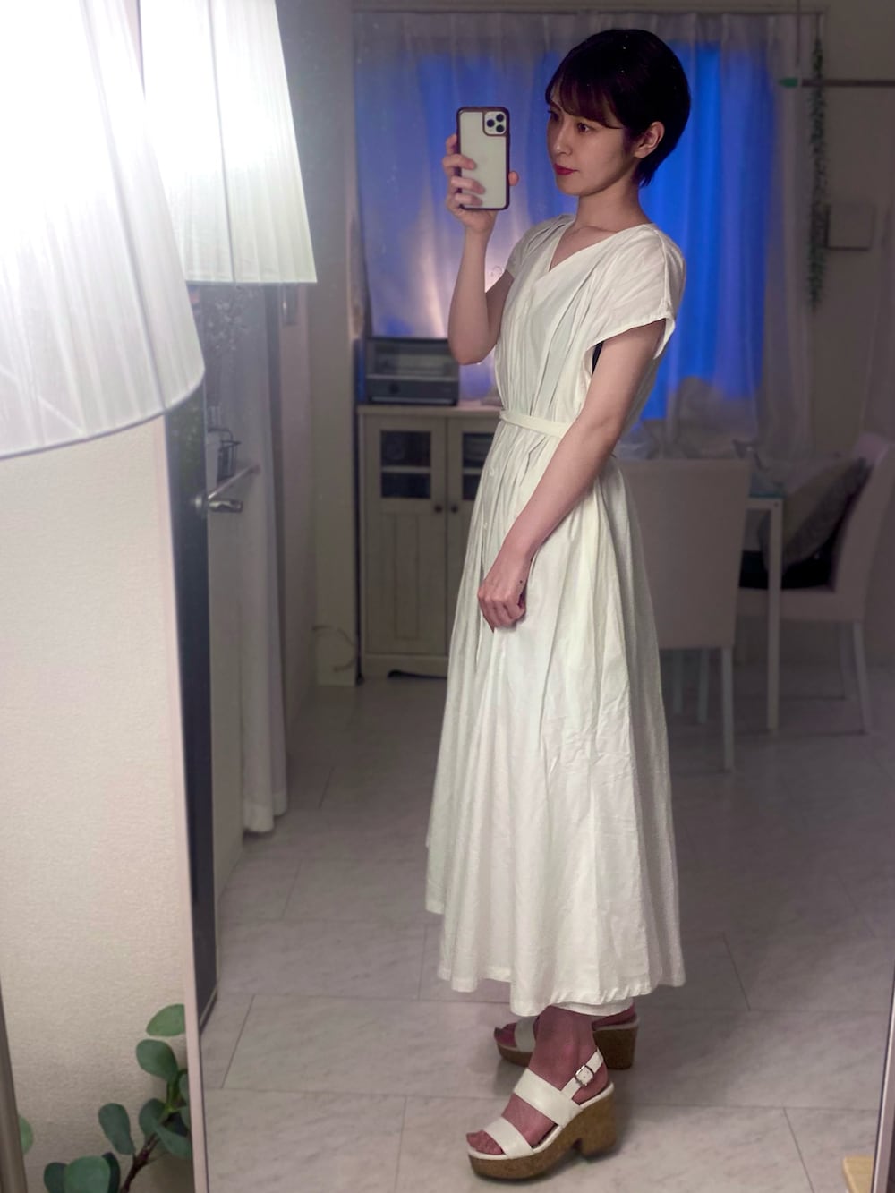 「オトナ女子、春夏コーデ、ワンピース、白ワンピース、初夏コーデ、シンプル、ゆるコーデ、ロングワンピース、白、ガーリー、サンダル、ショートヘア、オトナガーリー、白ワンピ」｜「JUNOAHのウエストマークフレンチスリーブロングワンピース（ワンピース、ホワイト系）」を使った、tamaさん（レディース・162cm）の夏コーディネートの4枚目の写真