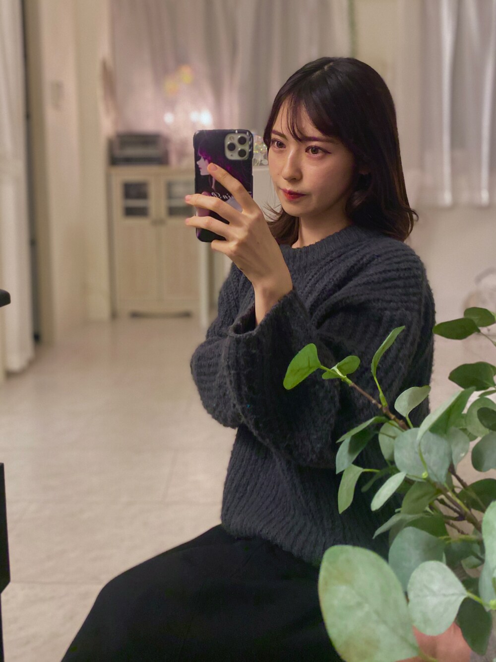 「大人カジュアル、お出かけコーデ、冬のコーデ、ゆるコーデ、セーター、大人コーデ、シンプルコーデ、モノクロ、プチプラ、GU、タイトスカート、ニット、黒、シンプル、冬」｜「GUのアイテム（トップス、グレー系）」を使った、tamaさん（レディース・162cm）の冬コーディネートの4枚目の写真