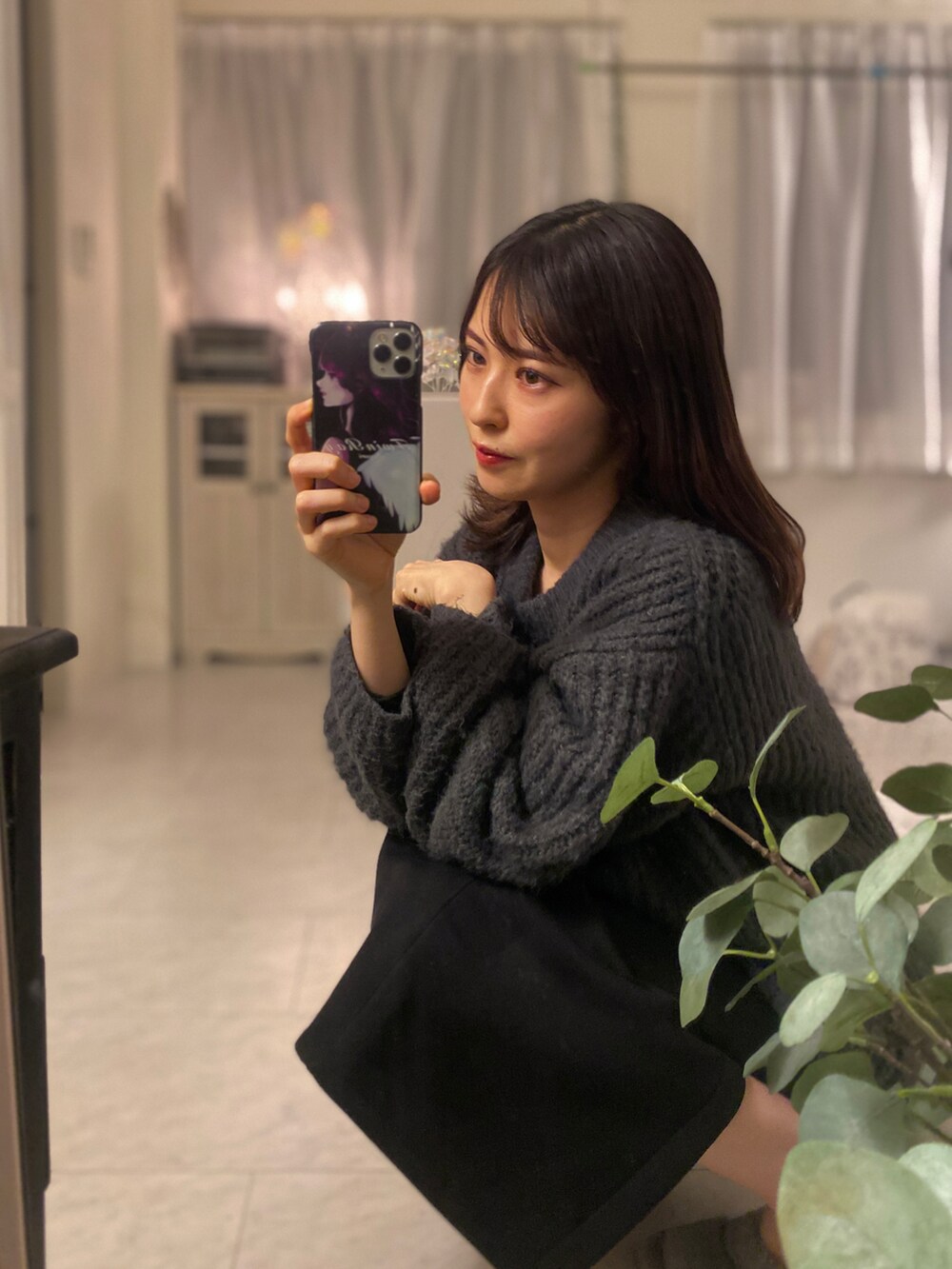 「大人カジュアル、お出かけコーデ、冬のコーデ、ゆるコーデ、セーター、大人コーデ、シンプルコーデ、モノクロ、プチプラ、GU、タイトスカート、ニット、黒、シンプル、冬」｜「GUのアイテム（トップス、グレー系）」を使った、tamaさん（レディース・162cm）の冬コーディネートの2枚目の写真