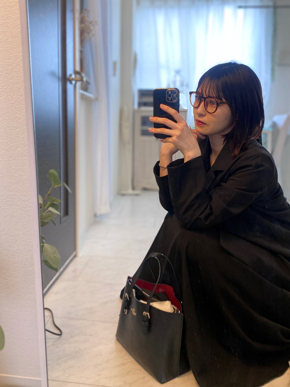 「秋服まるっと大公開、秋服、休日コーデ、オトナ女子、オールブラック、黒、ジャケット、ロングスカート、プチプラ、シンプルコーデ、ブラック、キレイめ、ブルベ冬、メガネ女子、大人コーデ」｜「COACHの【コーチ】チャニング キャリーオール（ショルダーバッグ、ブラック系）」を使った、tamaさん（レディース・162cm）の秋コーディネートの2枚目の写真