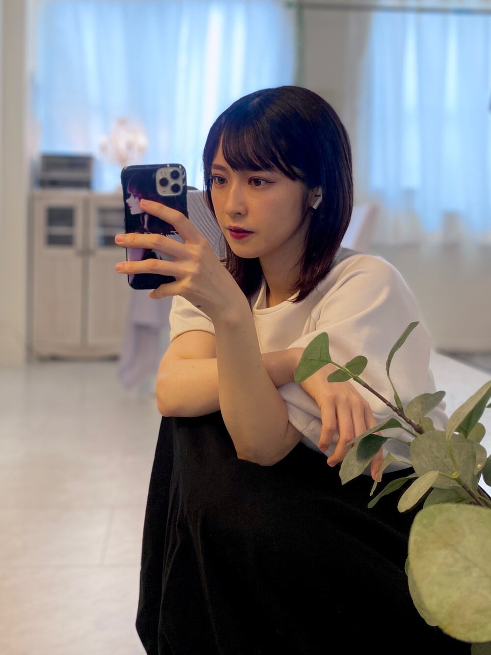 「秋のコーデ、秋服、モノトーン、プチプラ、白黒、ロングスカート、GU、オトナ女子、オトナカワイイ、大人女子、シンプルコーデ、シンプルスタイル、おでかけコーデ、ブルベ冬、黒髪」｜「JUNOAHのリネン混オープンブラウススカートセットアップ（セットアップ、ブラック系）」を使った、tamaさん（レディース・162cm）の秋コーディネートの2枚目の写真