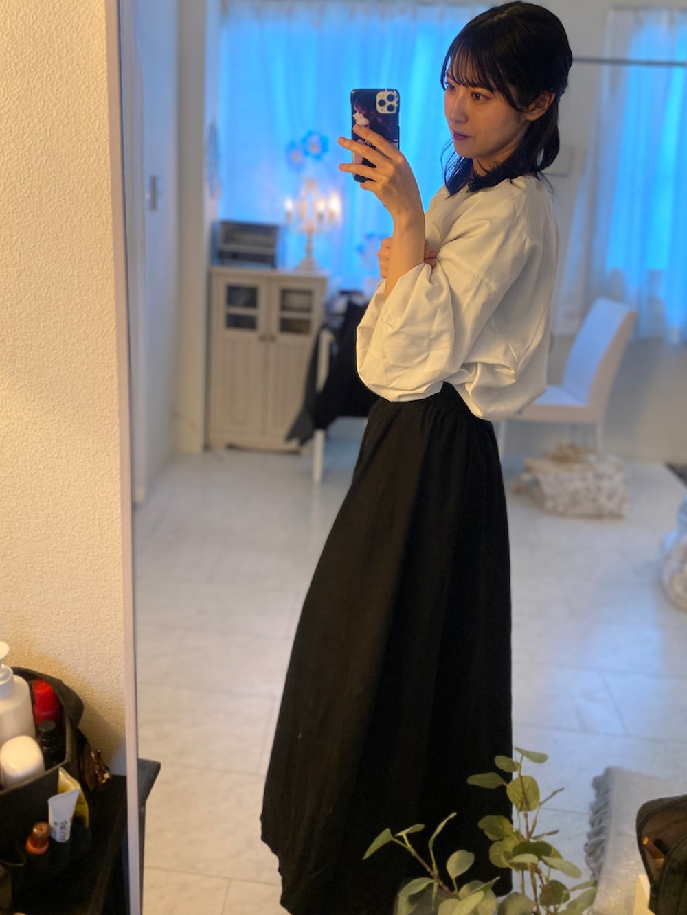 「シンプルコーデ、おでかけコーデ、オトナカワイイ、デートコーデ、キレイめコーデ、ootd、冬、大人女子、シンプル、プチプラコーデ、大人かわいい、モノトーン、スカート、ブラウス、白黒」｜「JUNOAHのリネン混オープンブラウススカートセットアップ（セットアップ、ブラック系）」を使った、tamaさん（レディース・162cm）の冬コーディネートの5枚目の写真