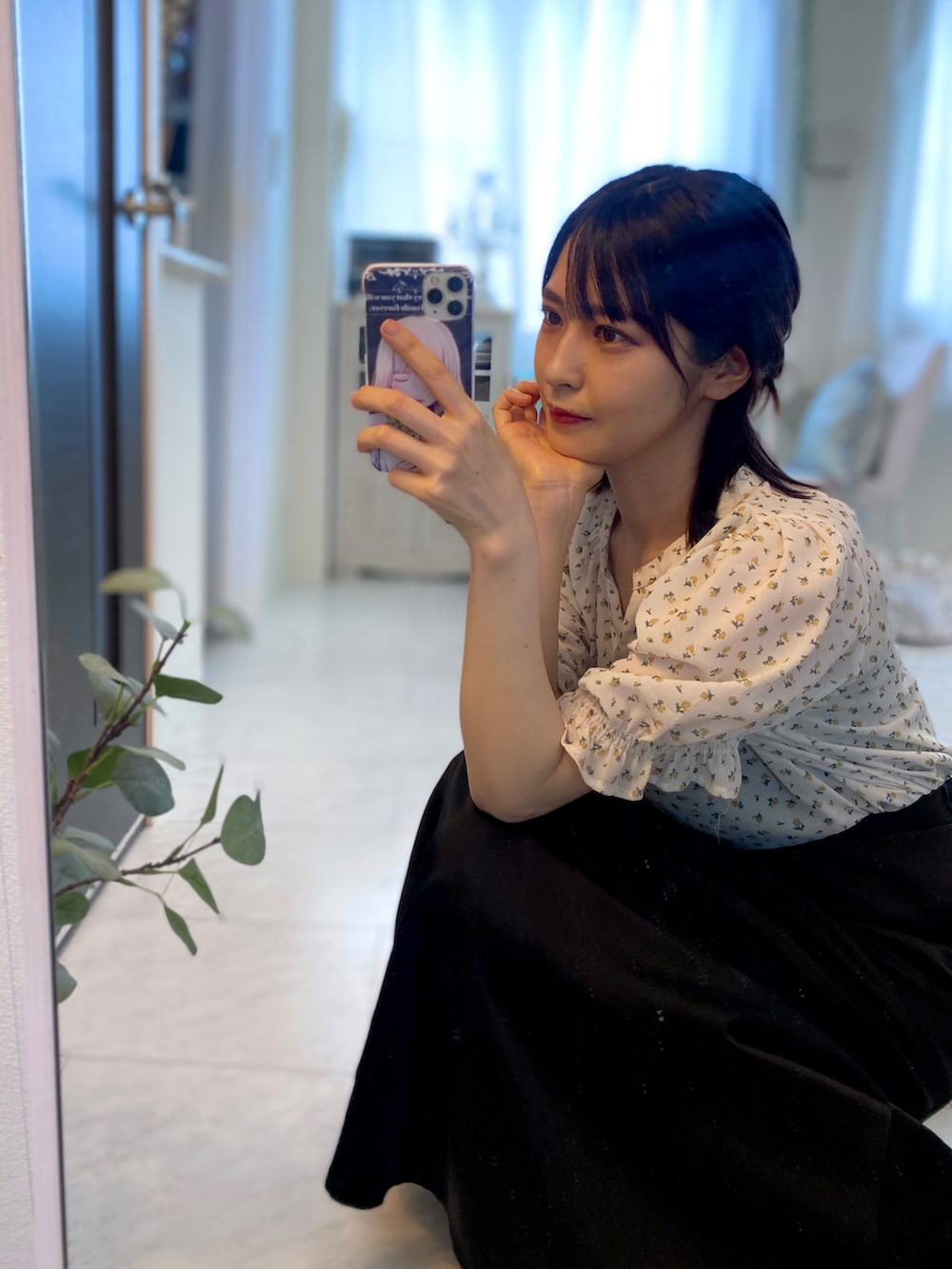 「大人かわいい、ガーリー、アラサー、おでかけコーデ、ゆるコーデ、シンプルコーデ、花柄、モノトーン、タイトスカート、プチプラコーデ、大人ガーリー、夏コーデ、お洒落さんとつながりたい、タックイン、シャツ」｜「LAUIRのフラワープリントギャザーブラウス（シャツ/ブラウス、ホワイト系）」を使った、tamaさん（レディース・162cm）の秋コーディネートの3枚目の写真