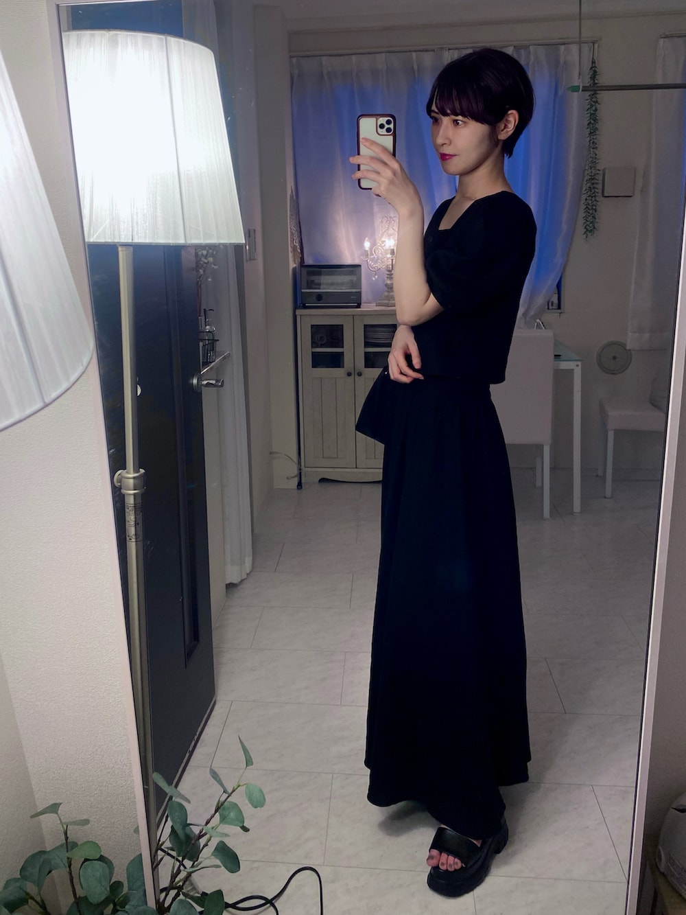 「セットアップ、黒、夏コーデ、夏、ワンピース、ブラックコーデ、ワンピースコーデ、大人コーデ、大人ガーリー、オトナ女子、JUNOAH、休日スタイル、キレイめ、プチプラ、セットアップスタイル」｜「JUNOAHのリネン混オープンブラウススカートセットアップ（セットアップ、ブラック系）」を使った、tamaさん（レディース・162cm）の夏コーディネートの4枚目の写真