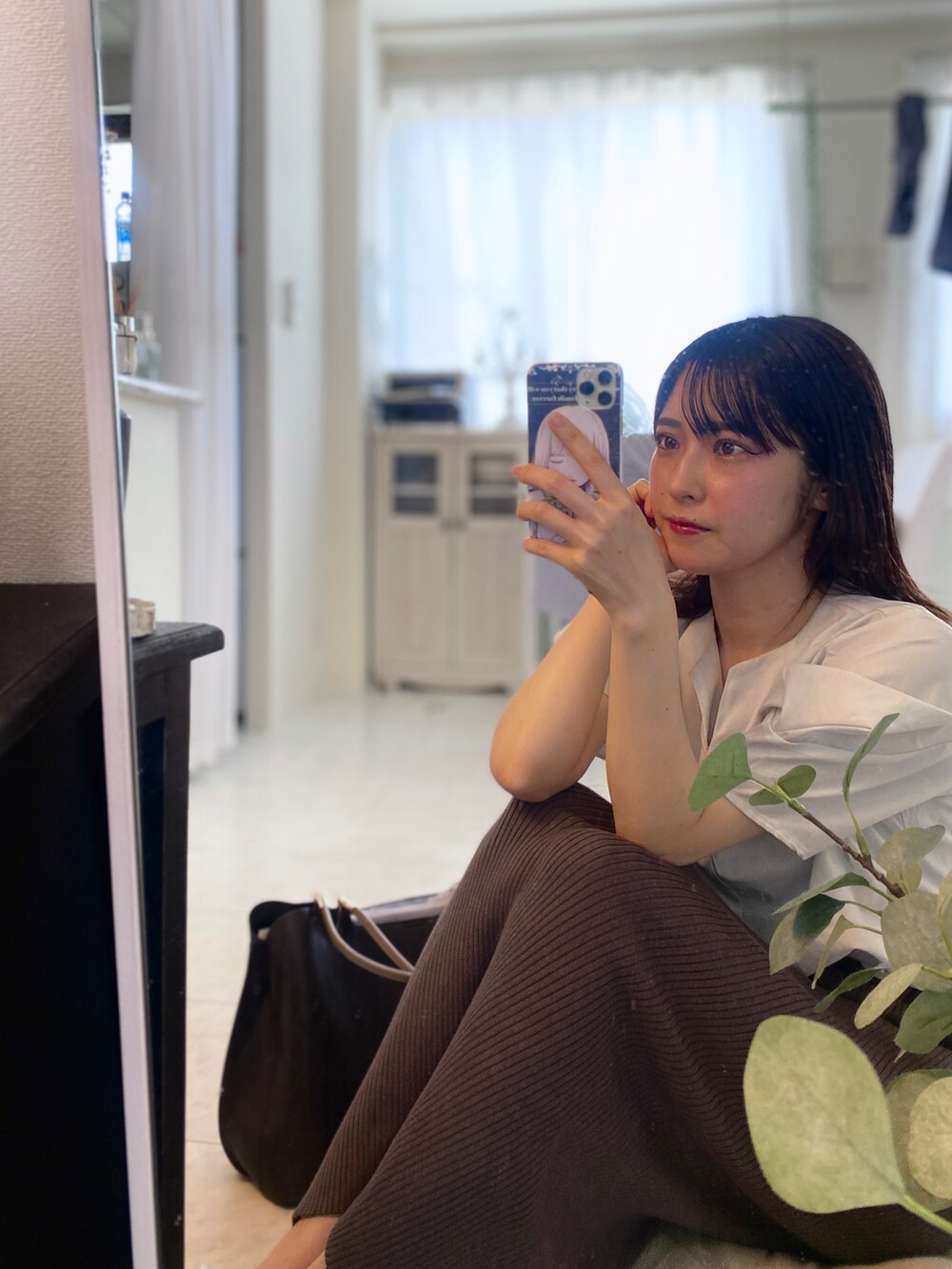 「秋服まるっと大公開、秋服、秋先取りコーデ、休日コーデ、オトナ女子、タイトスカート、ブラウス、ブラウン、ホワイト、タックイン、キレイめ、オトナカワイイ、GU、秋色、シンプルコーデ」｜「ROPE' PICNICの【軽量】レクタンメタル３層A4トートバッグ（トートバッグ、ブラウン系）」を使った、tamaさん（レディース・162cm）の秋コーディネートの2枚目の写真