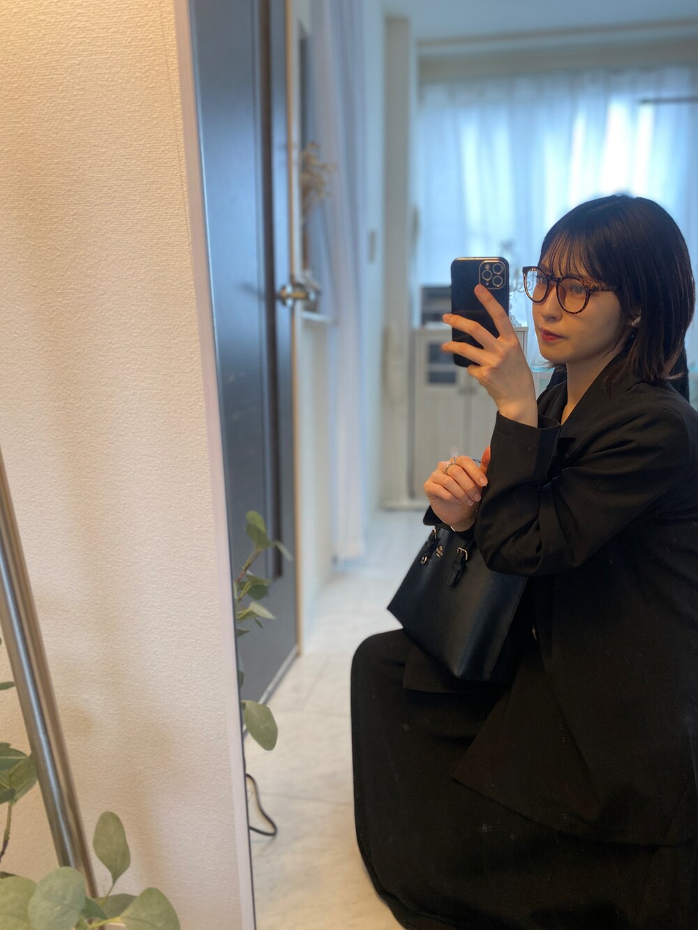 「秋服まるっと大公開、秋服、休日コーデ、オトナ女子、オールブラック、黒、ジャケット、ロングスカート、プチプラ、シンプルコーデ、ブラック、キレイめ、ブルベ冬、メガネ女子、大人コーデ」｜「COACHの【コーチ】チャニング キャリーオール（ショルダーバッグ、ブラック系）」を使った、tamaさん（レディース・162cm）の秋コーディネートの3枚目の写真
