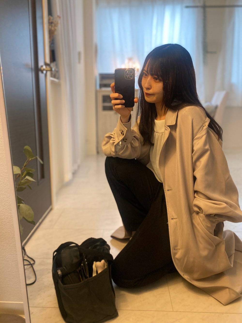 「オトナ女子、トレンチコート、シンプル、春コーデ、カジュアルコーデ、春夏コーデ、トートバッグ、プチプラ、ゆるコーデ、きれいめカジュアル、シンプルコーデ、ベージュ、ナチュラル、大人カジュアル、オトナカワイイ」｜「MURAのR-PET(リサイクルポリエステル) 撥水 抗菌 仕切り付き ミニ トートバッグ（トートバッグ、グレー系）」を使った、tamaさん（レディース・162cm）の春コーディネートの5枚目の写真