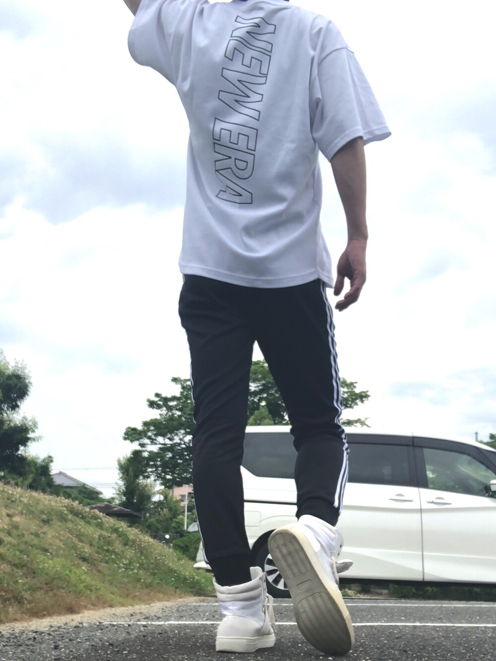 ホワイト系のスニーカー、ホワイト系のTシャツ/カットソー、ブラック系のその他パンツを着用したメンズの夏コーディネートの2枚目の写真