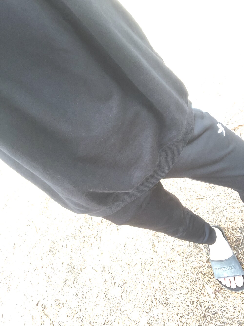 ブラック系のその他パンツ、ブラック系のサンダル、ブラック系のTシャツ/カットソーを着用したメンズの夏コーディネートの2枚目の写真