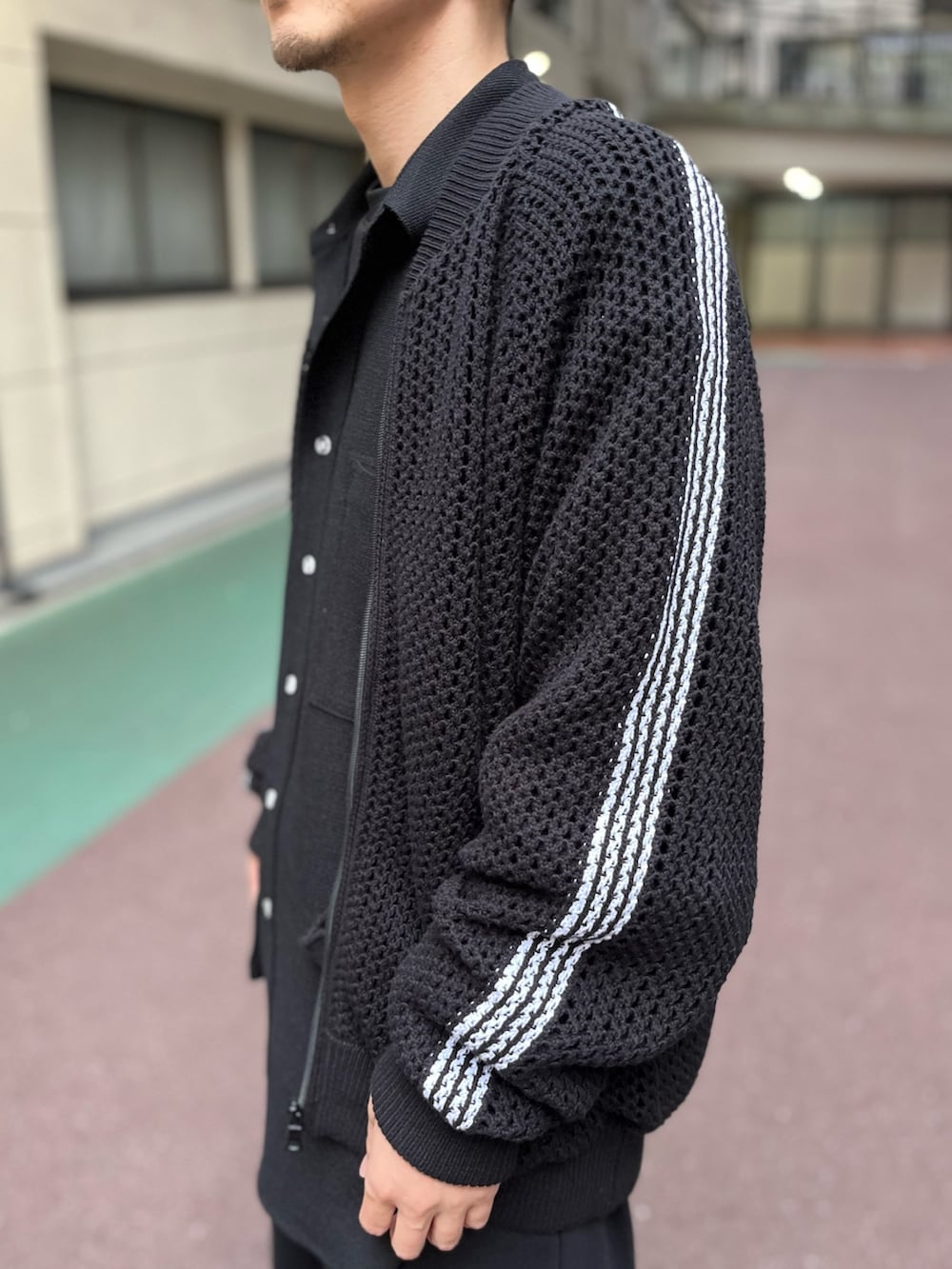 「サングラス、レイヤードスタイル、スポーツミックス、キャップ、休日スタイル、低身長コーデ、シャツスタイル、ゆるコーデ、リラックススタイル、ハーフパンツ、LHP、トラックジャケット、スウェットパンツ」｜「DANKE SCHONのDankeSchon/ダンケシェーン/MESHKNIT TRACK JACKET（その他アウター、ブラック系）」を使った、LHP福岡店 staffさん（メンズ・165cm）の春コーディネートの2枚目の写真