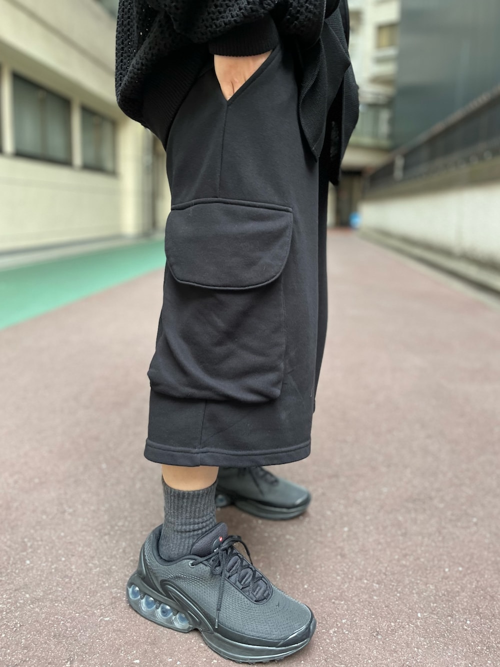 「サングラス、レイヤードスタイル、スポーツミックス、キャップ、休日スタイル、低身長コーデ、シャツスタイル、ゆるコーデ、リラックススタイル、ハーフパンツ、LHP、トラックジャケット、スウェットパンツ」｜「DANKE SCHONのDankeSchon/ダンケシェーン/MESHKNIT TRACK JACKET（その他アウター、ブラック系）」を使った、LHP福岡店 staffさん（メンズ・165cm）の春コーディネートの3枚目の写真