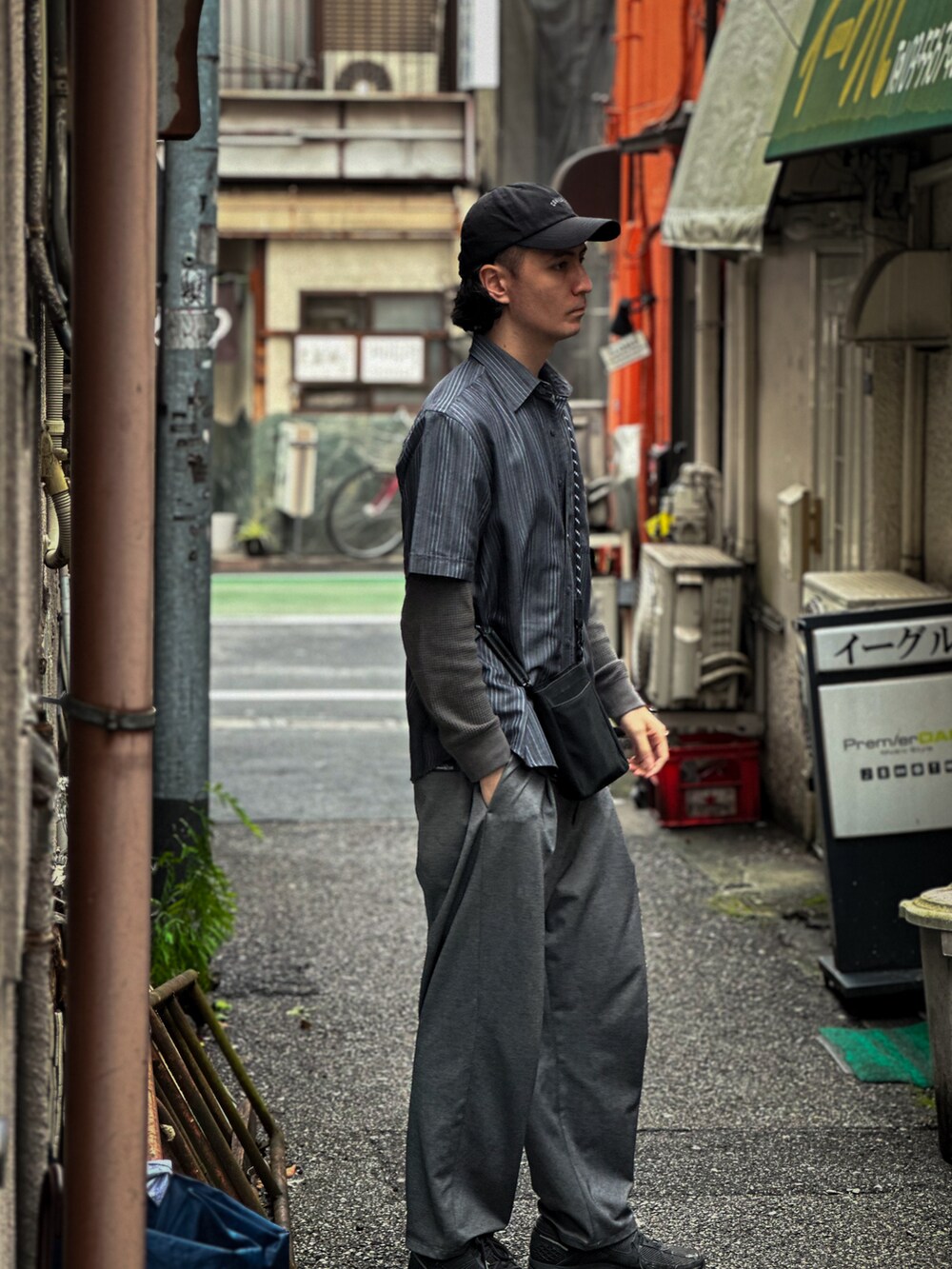 「最近のいい感じコーデ、シンプルコーデ、お出かけコーデ、スニーカー、シック、グレー、グレーコーデ、キャップ、ストライプシャツ、大人コーデ、ラフ、ラフコーデ、モノトーン、モノトーンコーデ」｜「BONBONのアイテム（その他パンツ、グレー系）」を使った、キアヌ/ Keanuさん（メンズ・186cm）の春コーディネートの2枚目の写真