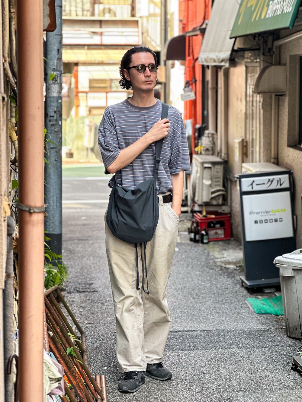 ホワイト系のその他パンツ、ブルー系のTシャツ/カットソー、グリーン系のショルダーバッグを着用したメンズの夏コーディネートの3枚目の写真