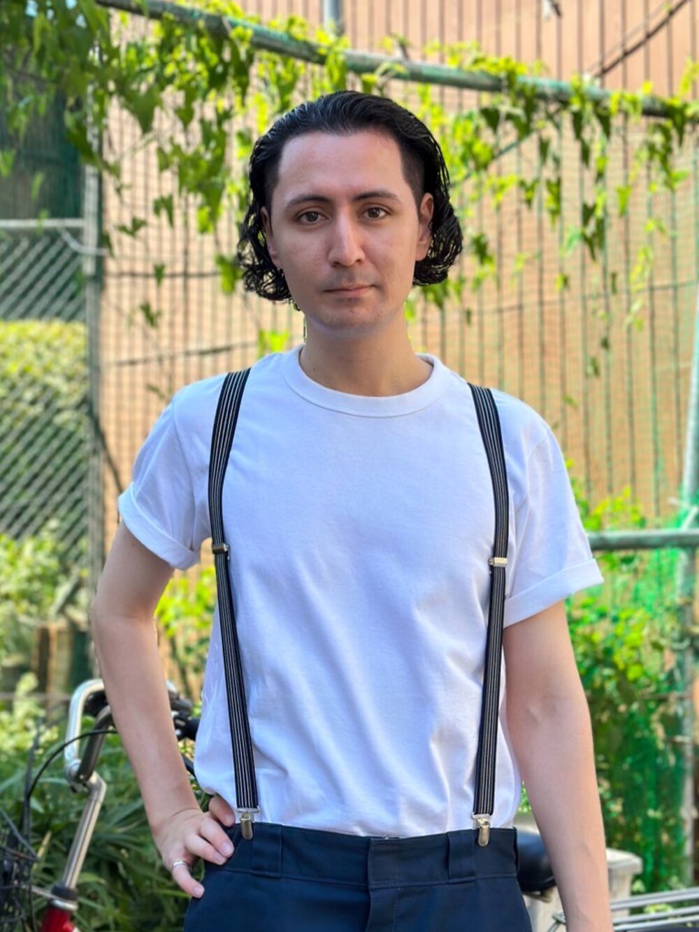 ホワイト系のTシャツ/カットソー、ブルー系のチノパンツ、ブルー系のサスペンダーを着用したメンズの夏コーディネートの2枚目の写真