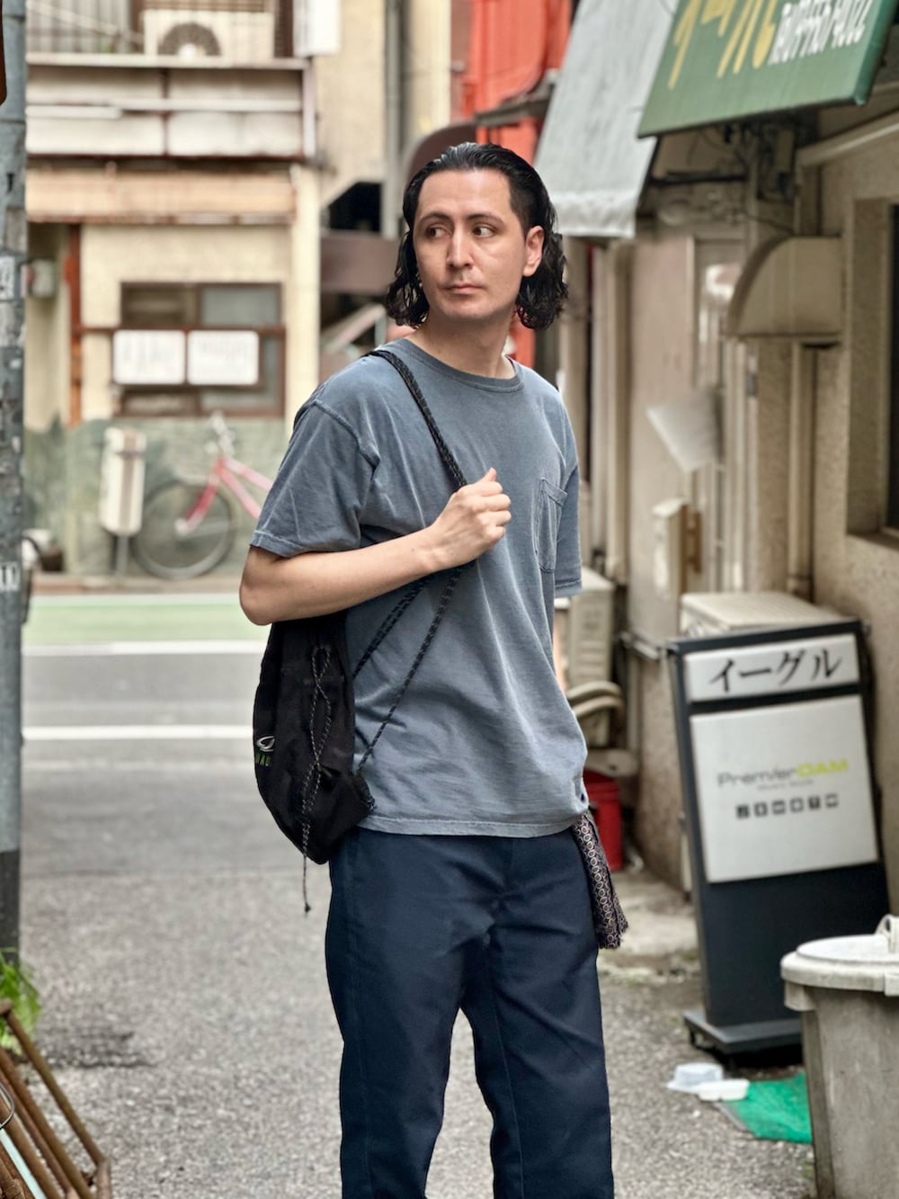 ブルー系のチノパンツ、グレー系のTシャツ/カットソー、ブルー系のスニーカーを着用したメンズの春コーディネートの3枚目の写真