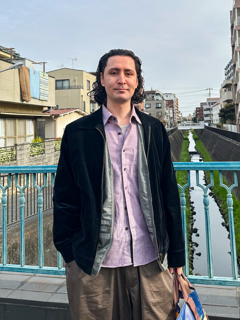 ブラウン系のその他パンツ、ブラウン系のスニーカー、ブラック系のその他アウターを着用したメンズの冬コーディネートの3枚目の写真