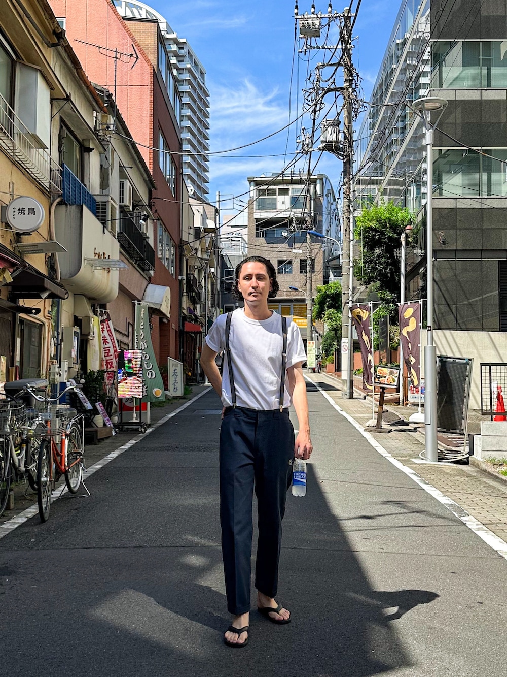 ホワイト系のTシャツ/カットソー、ブルー系のチノパンツ、ブルー系のサスペンダーを着用したメンズの夏コーディネートの3枚目の写真