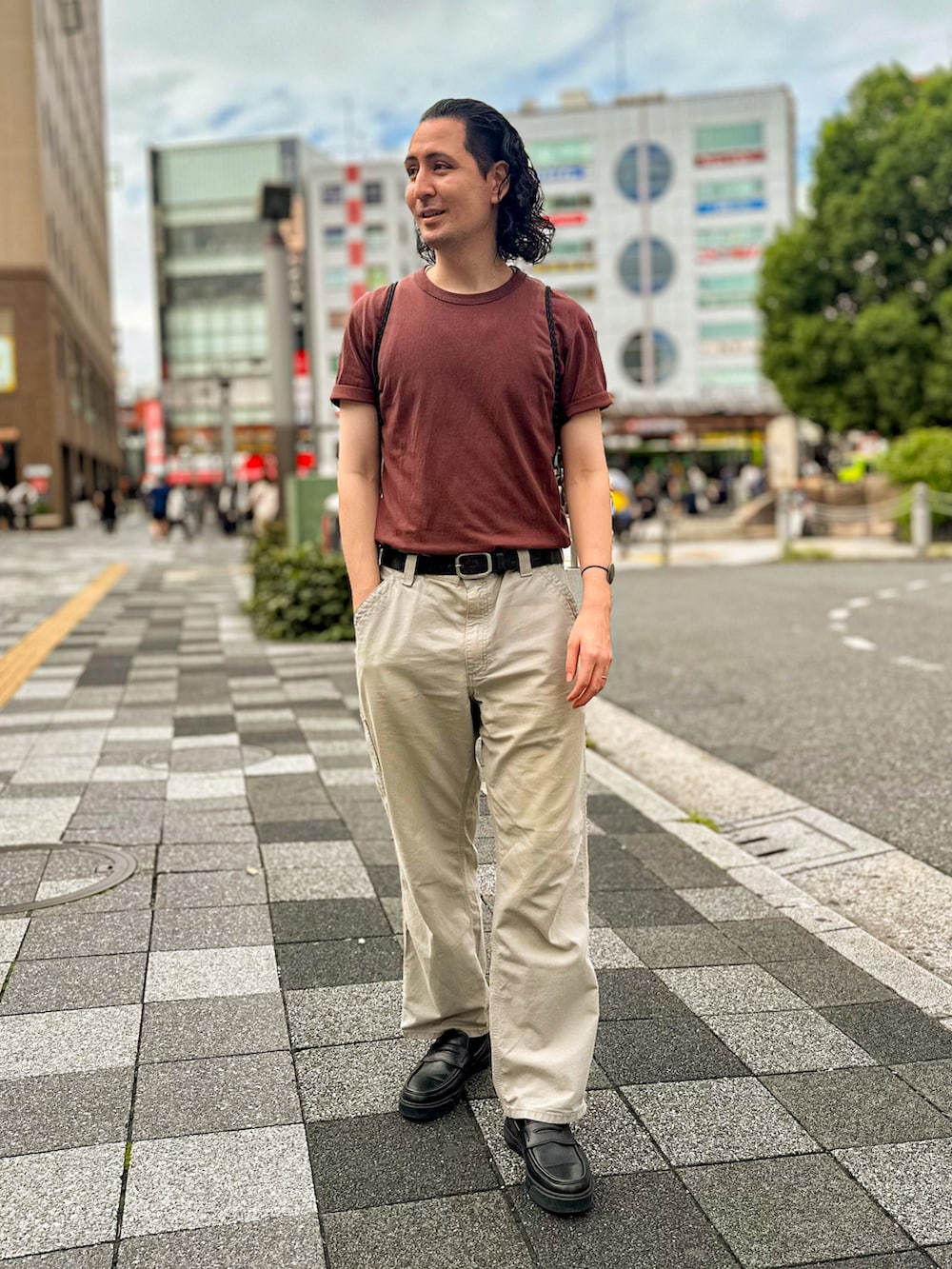 レッド系のTシャツ/カットソー、ホワイト系のその他パンツ、ブラック系のローファーを着用したメンズの秋コーディネートの2枚目の写真