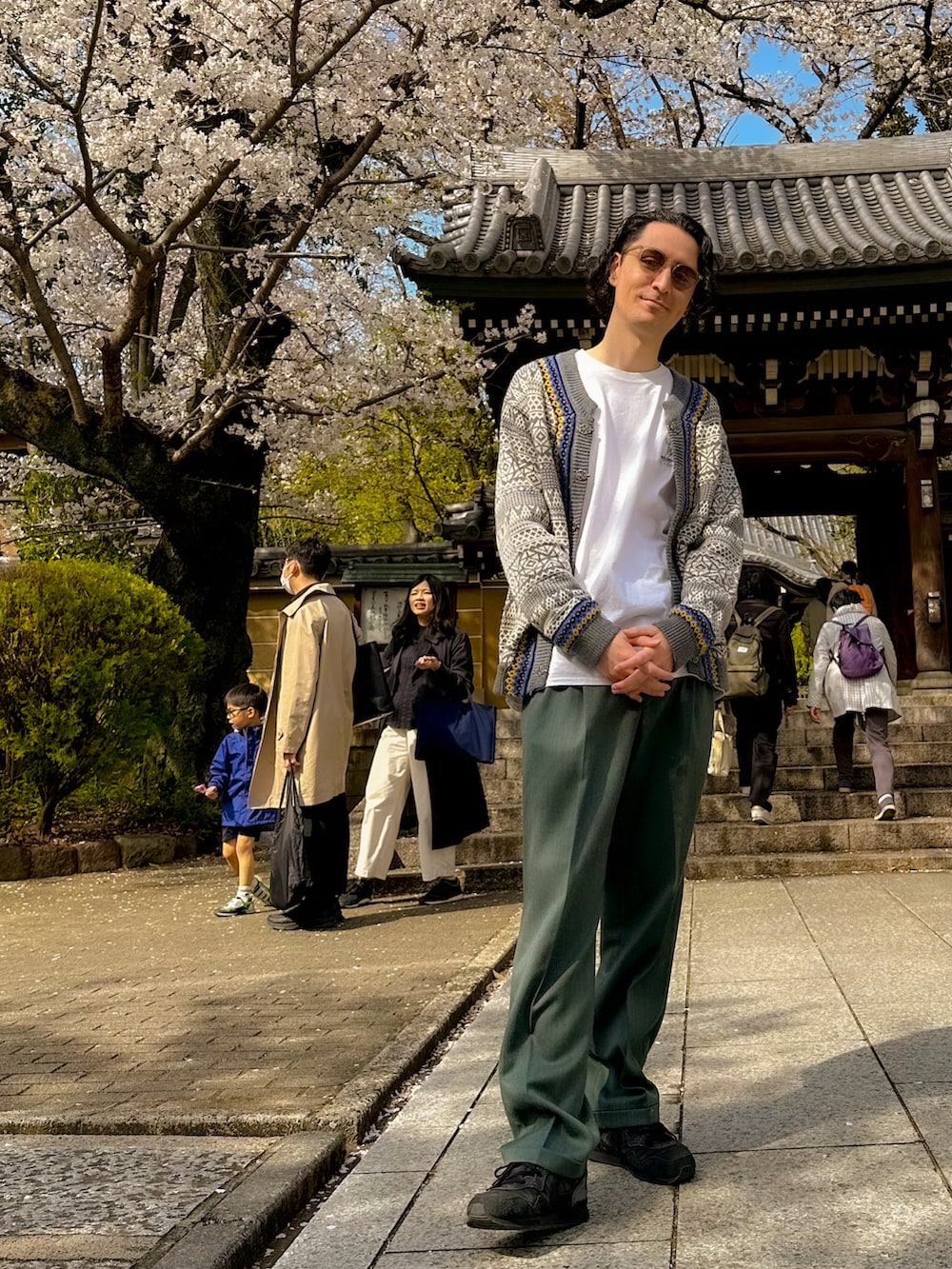 「春めき満開コーデ、はるコーデ、春コーデ、春、春カラー、スラックス、カーディガン、カーディガンコーデ、グラサン、爽やかコーデ、柄」｜「古着のアイテム（カーディガン/ボレロ、ブルー系）」を使った、キアヌ/ Keanuさん（メンズ・186cm）の春コーディネートの2枚目の写真