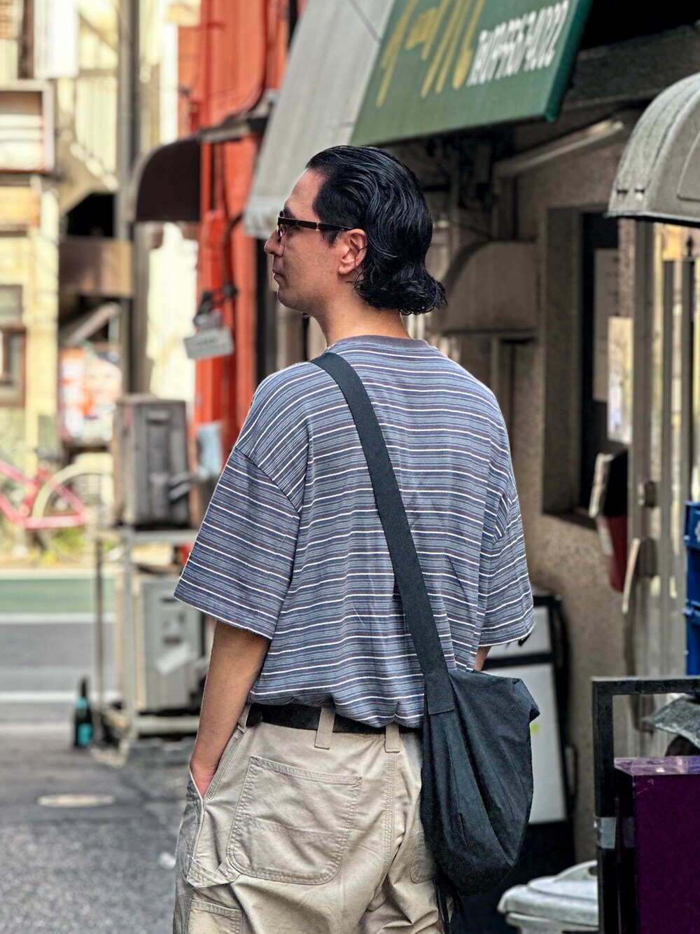 ホワイト系のその他パンツ、ブルー系のTシャツ/カットソー、グリーン系のショルダーバッグを着用したメンズの夏コーディネートの4枚目の写真