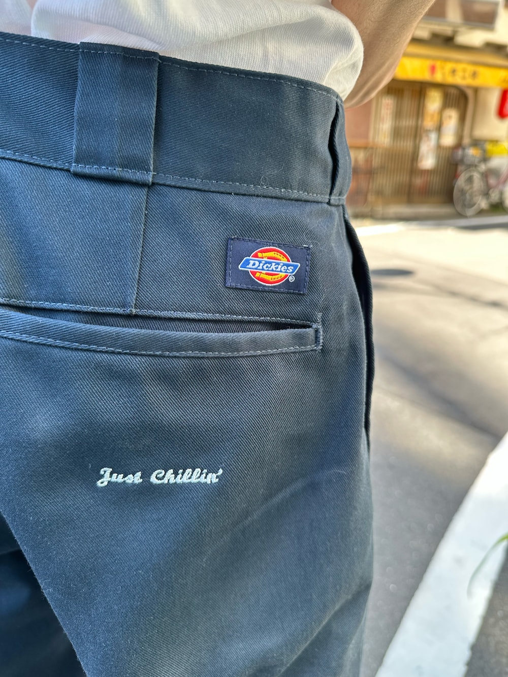 ホワイト系のTシャツ/カットソー、ブルー系のチノパンツ、ブルー系のサスペンダーを着用したメンズの夏コーディネートの5枚目の写真