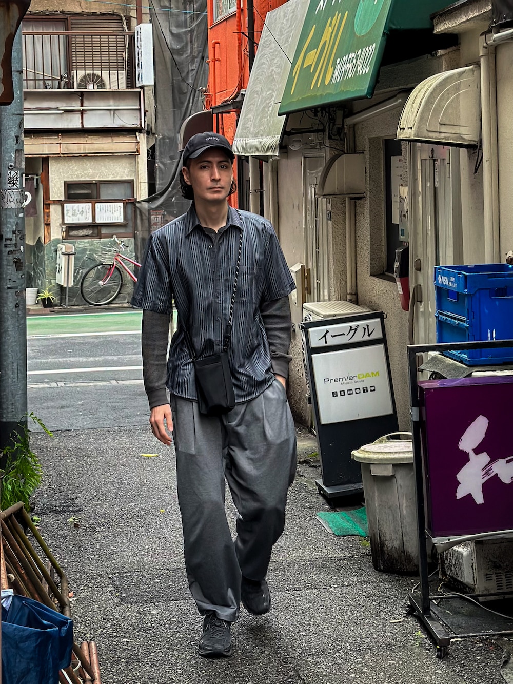 「最近のいい感じコーデ、シンプルコーデ、お出かけコーデ、スニーカー、シック、グレー、グレーコーデ、キャップ、ストライプシャツ、大人コーデ、ラフ、ラフコーデ、モノトーン、モノトーンコーデ」｜「BONBONのアイテム（その他パンツ、グレー系）」を使った、キアヌ/ Keanuさん（メンズ・186cm）の春コーディネートの3枚目の写真