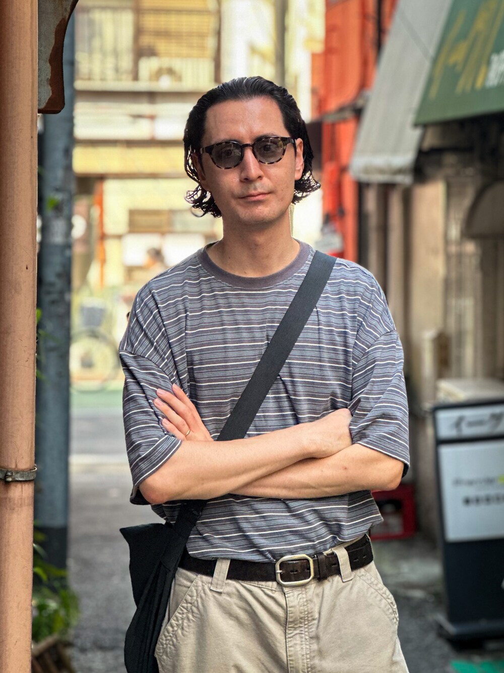 ホワイト系のその他パンツ、ブルー系のTシャツ/カットソー、グリーン系のショルダーバッグを着用したメンズの夏コーディネートの2枚目の写真