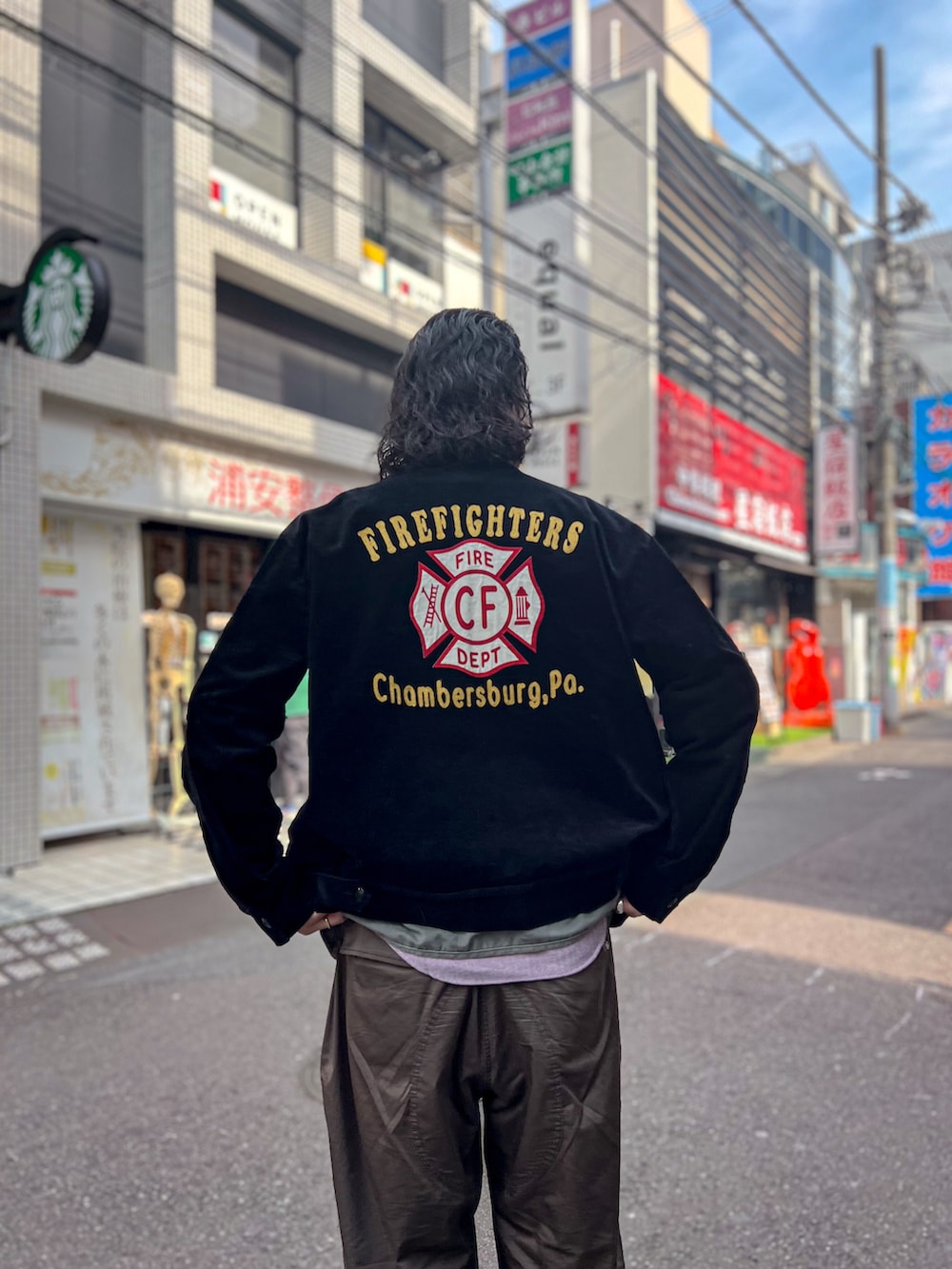 ブラウン系のその他パンツ、ブラウン系のスニーカー、ブラック系のその他アウターを着用したメンズの冬コーディネートの2枚目の写真