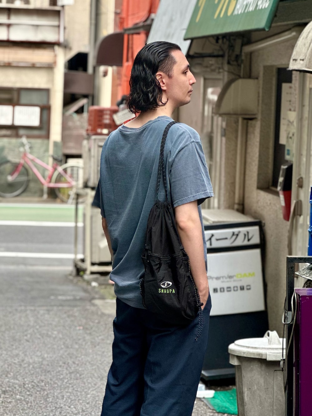 ブルー系のチノパンツ、グレー系のTシャツ/カットソー、ブルー系のスニーカーを着用したメンズの春コーディネートの2枚目の写真
