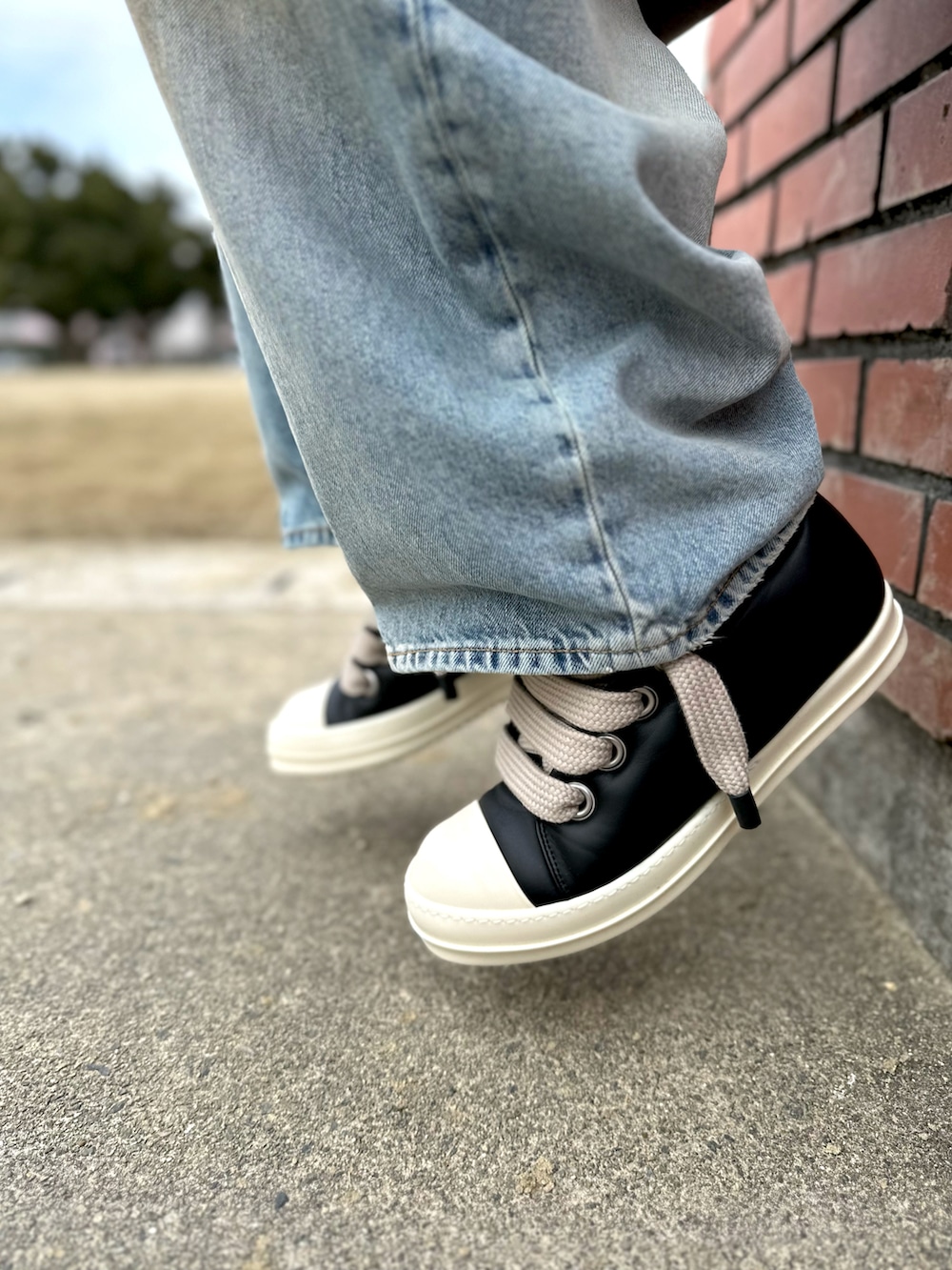 「最近のいい感じコーデ、AcneStudios、RICK OWENS、caban、赤、バギーデニム」｜「Acne Studiosのアイテム（デニムパンツ、ブルー系）」を使った、TTY®︎さん（メンズ・174cm）の春コーディネートの2枚目の写真