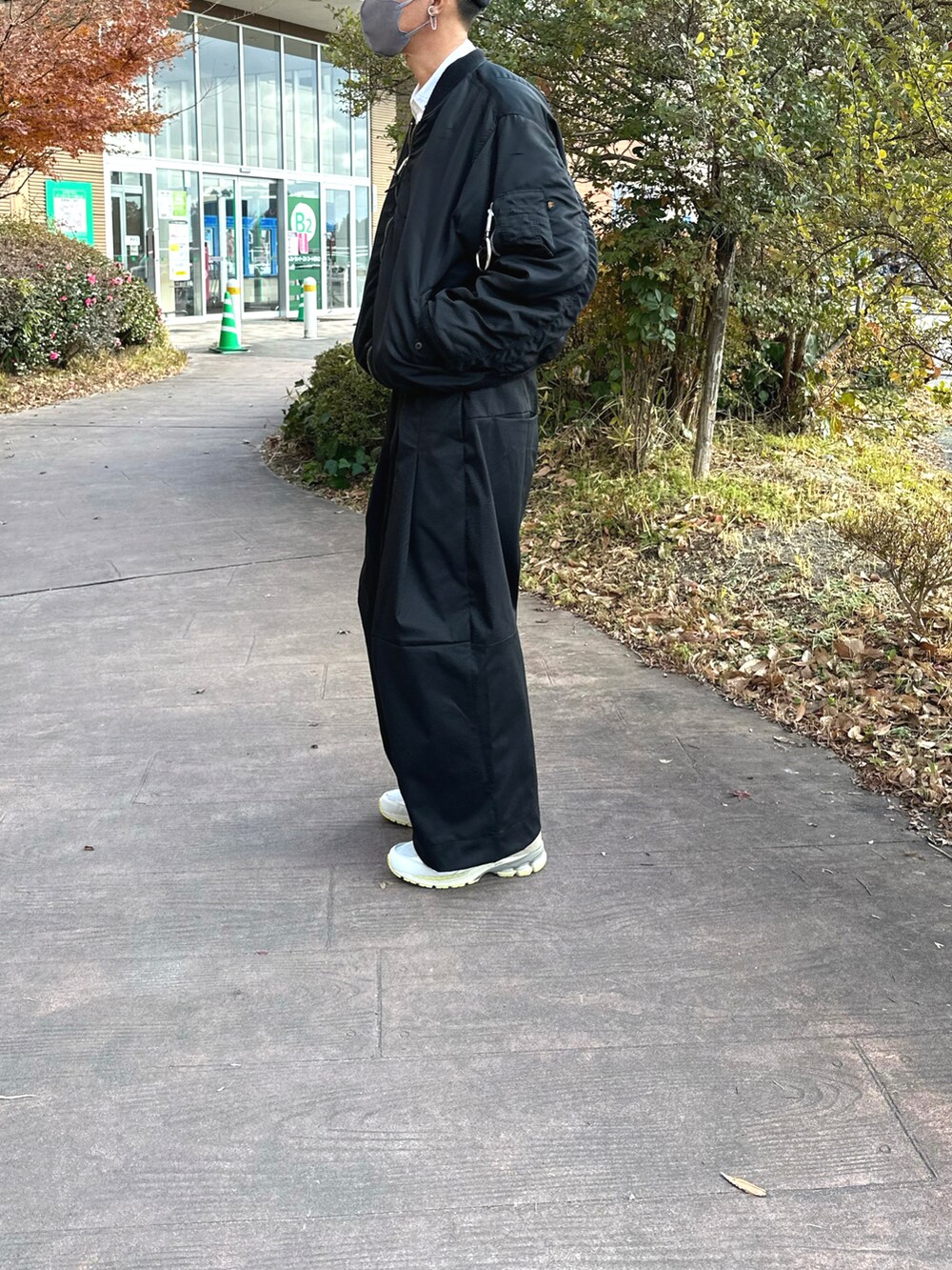 「オトナカジュアル、MA-1、alyx、バギーパンツ、SHINYA KOZUKA、New Balance、AURALEE、黒、シンプルスタイル、冬コーデ、黒コーデ、新年一発目」｜「SHINYAKOZUKAのアイテム（パンツ、ブラック系）」を使った、TTY®︎さん（メンズ・174cm）の冬コーディネートの3枚目の写真