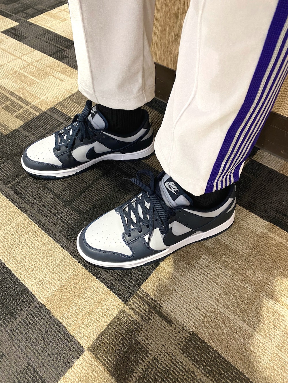 ブルー系のスニーカー、ホワイト系のパンツ、ブラック系のTシャツ/カットソーを着用したメンズの秋コーディネートの2枚目の写真