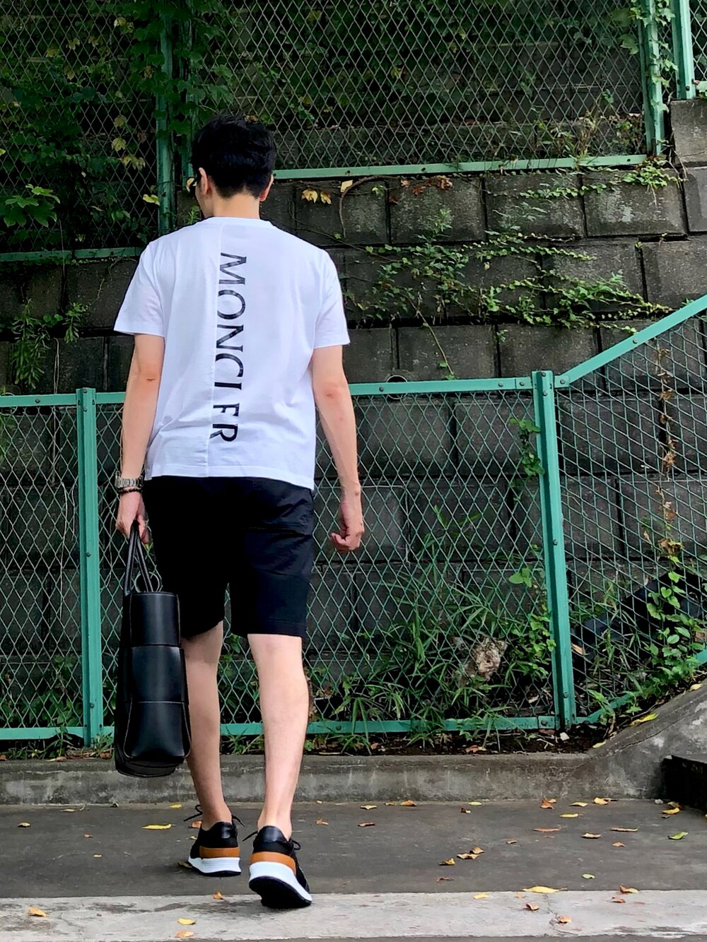 MONCLER Tシャツ コーデに合わせやすい一枚 ブランドもので上品さをプラス。モンクレールのTシャツコーデ