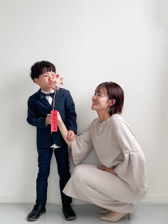 ベージュ系のパンプスを着用したレディースの秋コーディネートの3枚目の写真