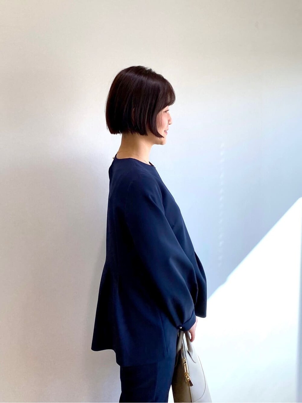 ブルー系のシャツ/ブラウス、ブルー系のその他パンツ、ベージュ系のハンドバッグを着用したレディースの冬コーディネートの6枚目の写真