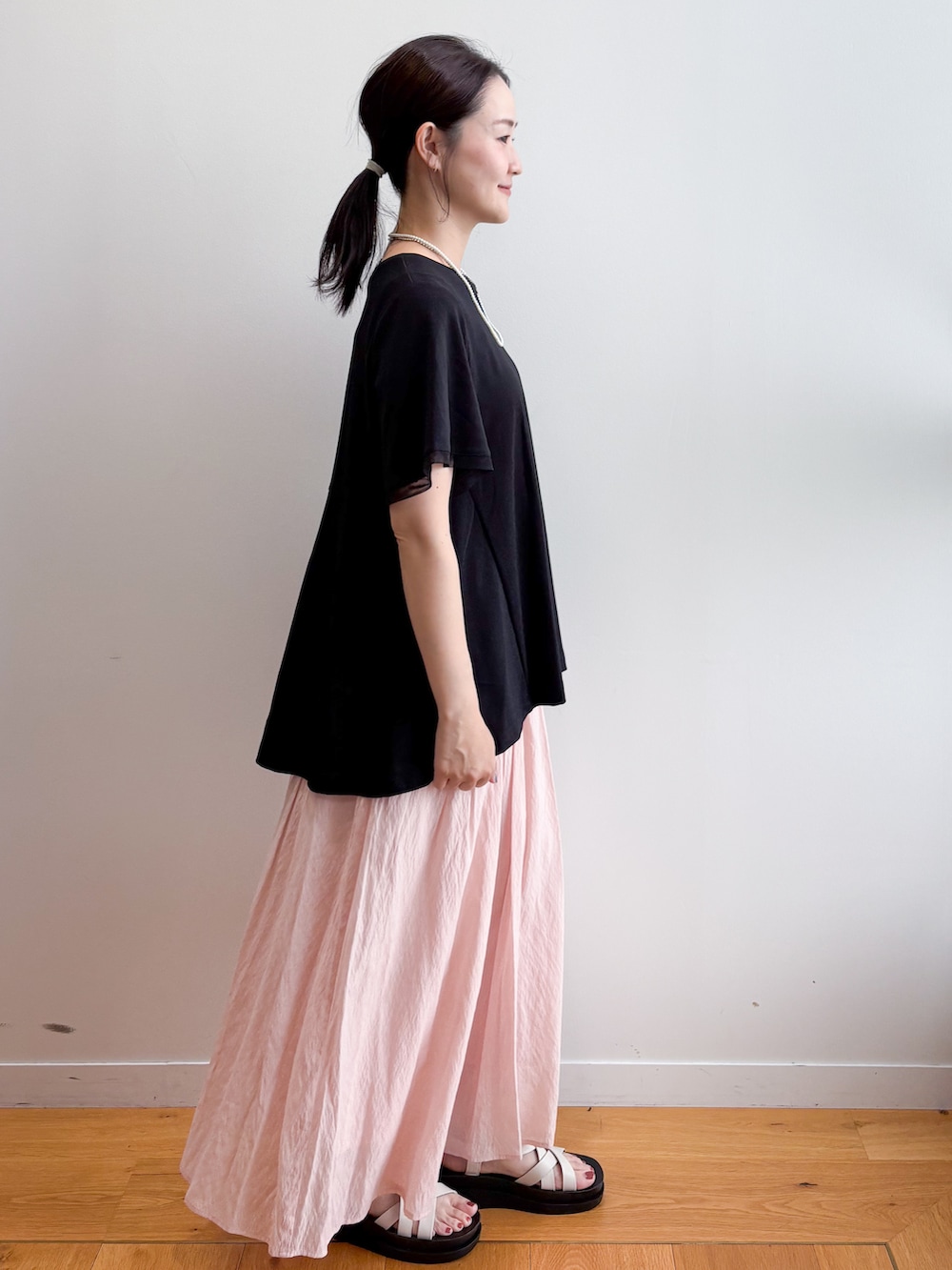 ブラック系のTシャツ/カットソー、ピンク系のその他パンツ、ホワイト系のサンダルを着用したレディースの夏コーディネートの3枚目の写真