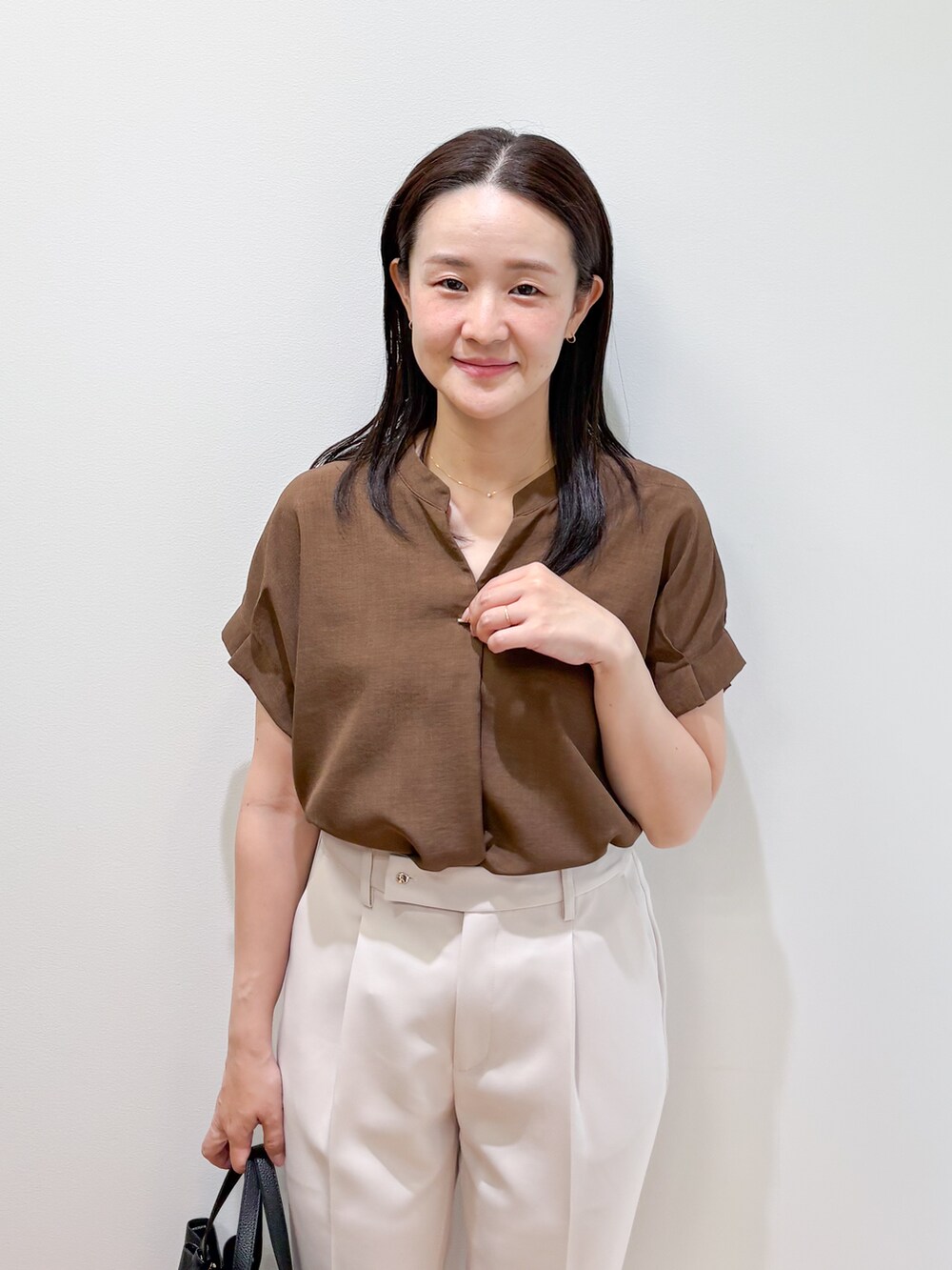 イエロー系のシャツ/ブラウス、ベージュ系のその他パンツ、ベージュ系のパンプスを着用したレディースの秋コーディネートの5枚目の写真