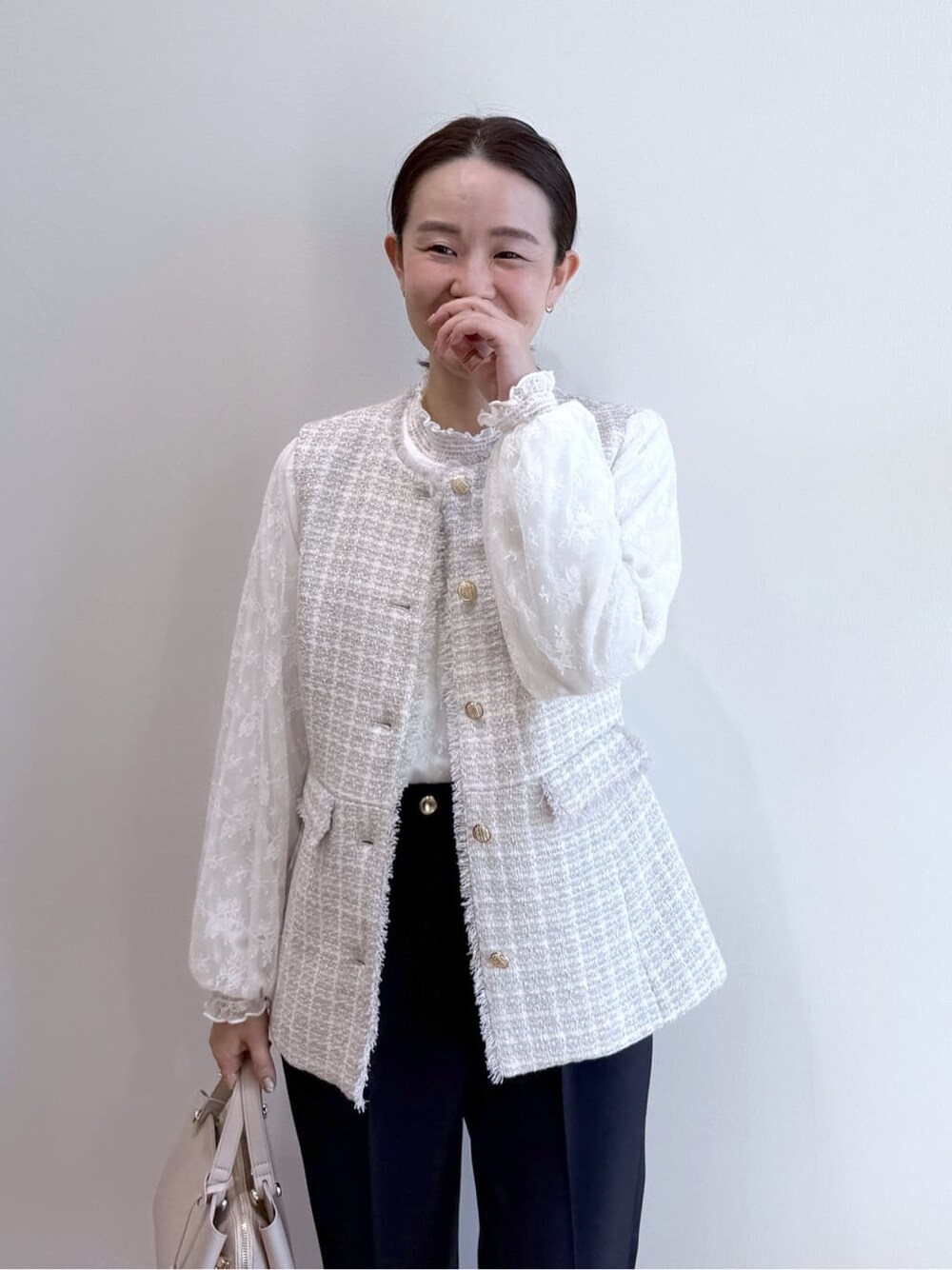 ベージュ系のベスト、ホワイト系のシャツ/ブラウス、ブルー系のその他パンツを着用したレディースの春コーディネートの5枚目の写真