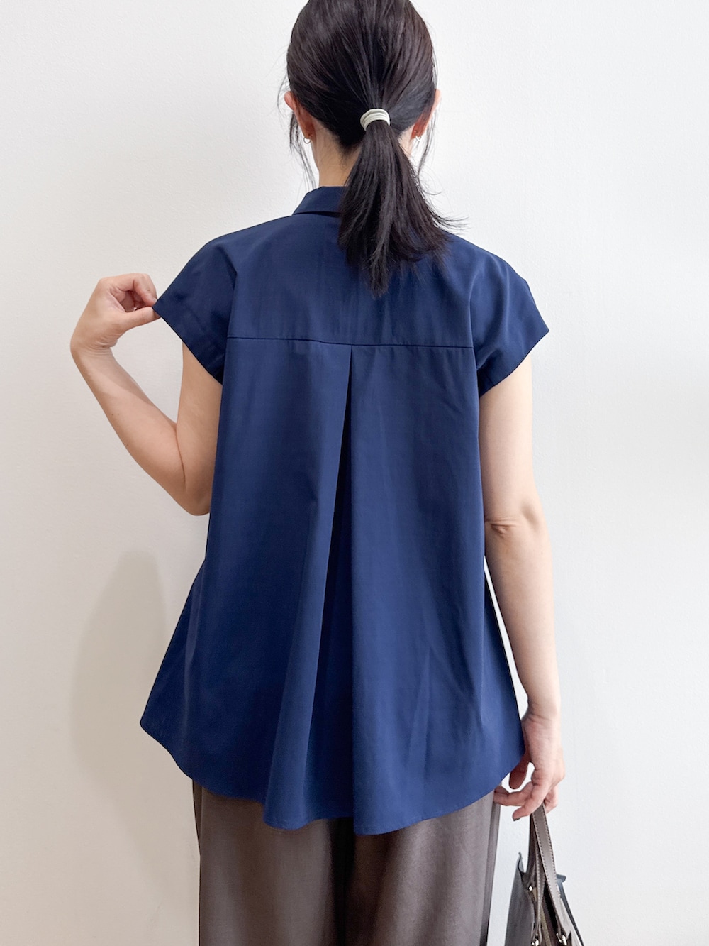 ブルー系のシャツ/ブラウス、ブラウン系のその他パンツ、ベージュ系のサンダルを着用したレディースの夏コーディネートの6枚目の写真