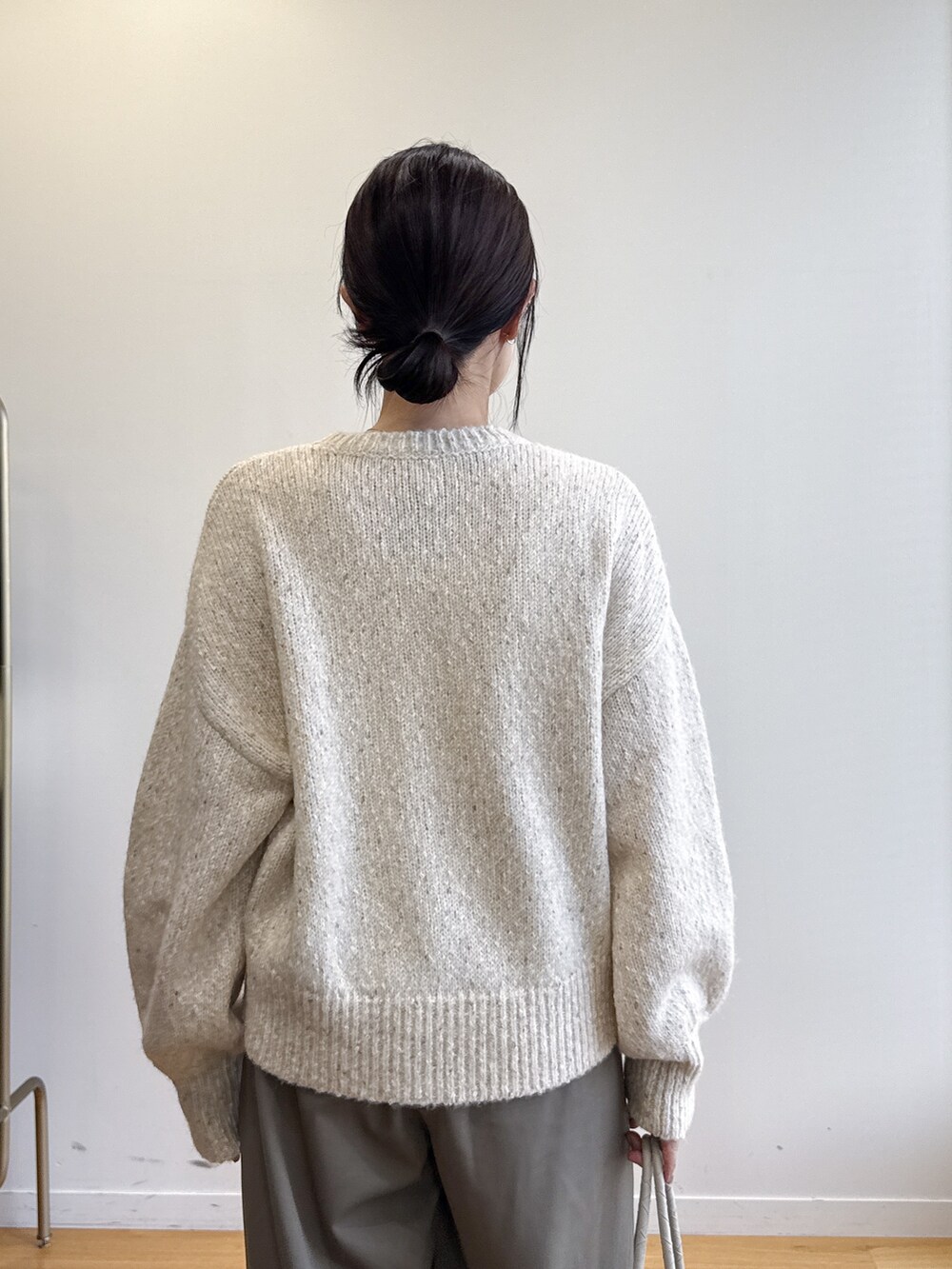 ホワイト系のニット/セーター、グリーン系のその他パンツ、ベージュ系のトートバッグを着用したレディースの夏コーディネートの7枚目の写真