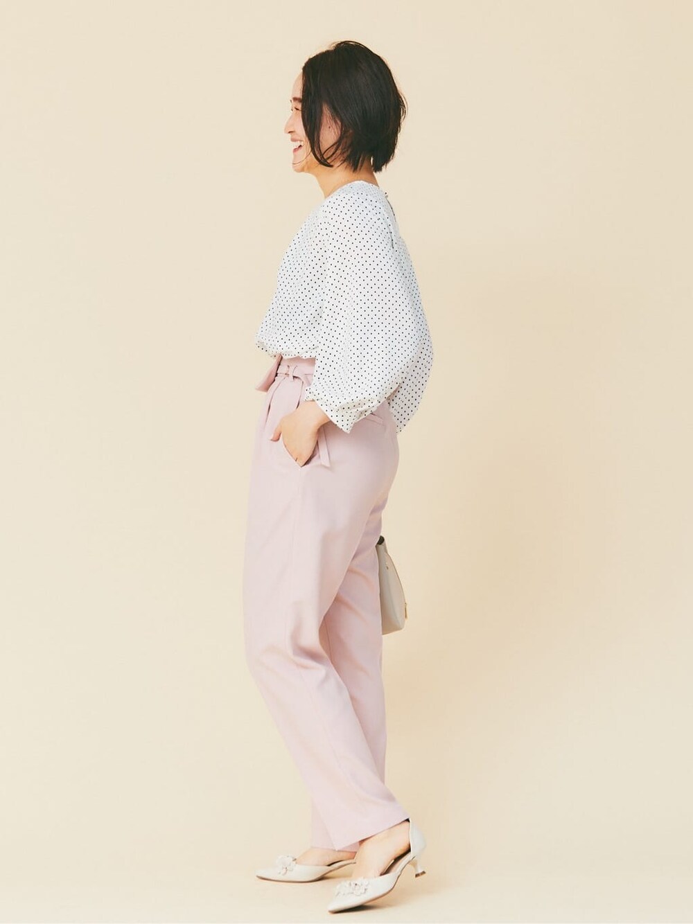 ホワイト系のシャツ/ブラウス、ピンク系のその他パンツ、ホワイト系のパンプスを着用したレディースの春コーディネートの2枚目の写真