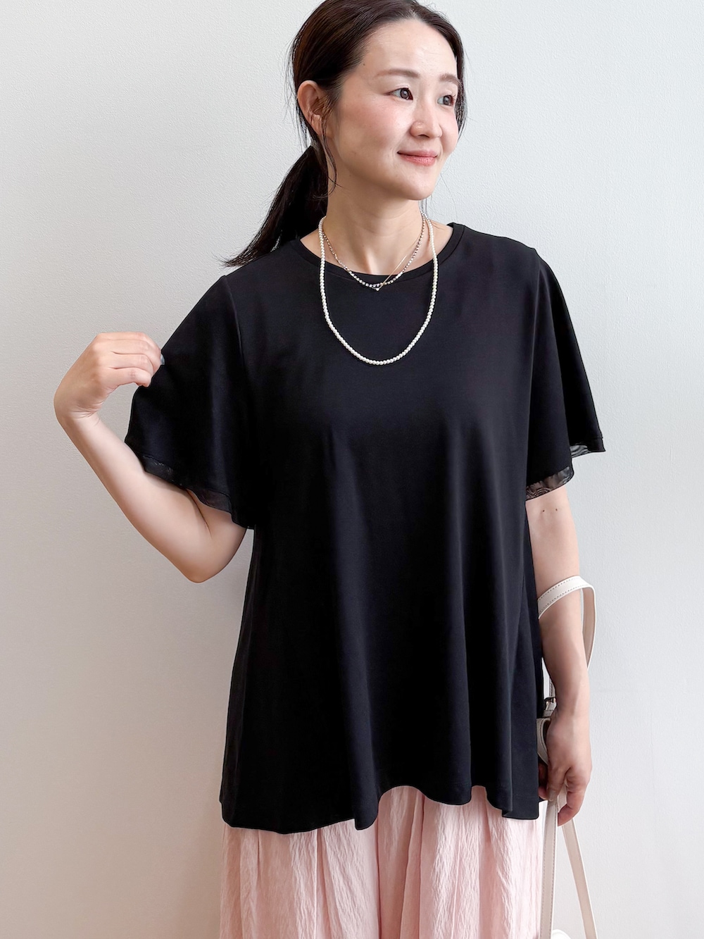 ブラック系のTシャツ/カットソー、ピンク系のその他パンツ、ホワイト系のサンダルを着用したレディースの夏コーディネートの5枚目の写真